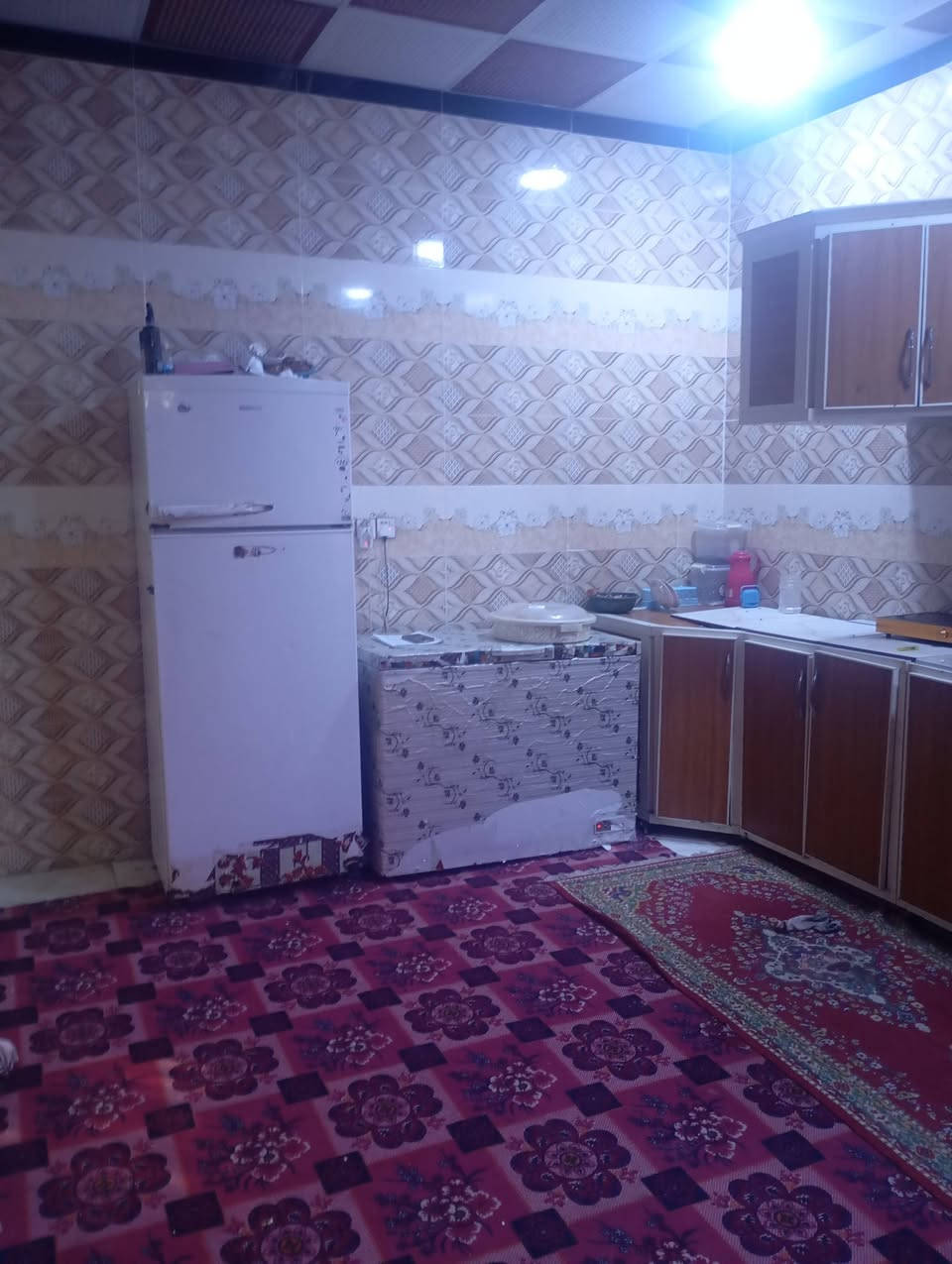 السلام عليكم.
بيت مساحه 250.بناء طابوق يتكون.من غرفتين وصاله .واستقبال .ومطبخ .جبير .وحمامات .داخليه و خارجيه .حديقه.تهويه دايرالبيت .قرب بيوت ال عزوز.عكاده السعر.45 قفل .....***********.
