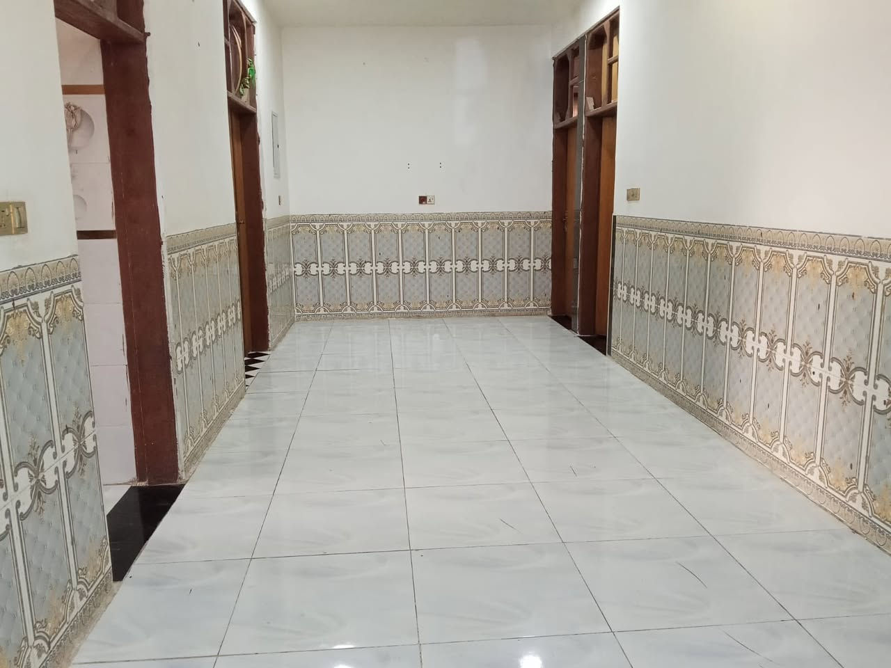 بيت للبيع طابقين الطابق الارضي يحتوي على غرفتين مع استقبال 4x 9اوًنص و٢ صالات ومطبخ وصحيات داخلية وخارجية  والطابق الثاني سويت كامل  وحديقة خارجية وهاي صور البيت والحديقة امامكم المكان حي الفرات خلف محطة عبيد سلطان من يرغب بذلك الاتصال على الارقام التالية ***********
***********
