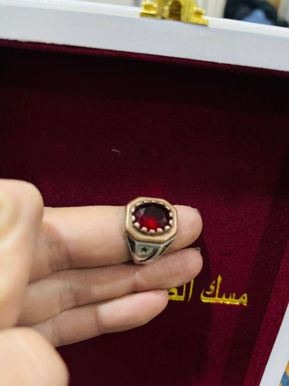 ياقوت افريقي وباريسي كلمن وسعره 
متواجد واتساب ***********
بغداد العبيدي
