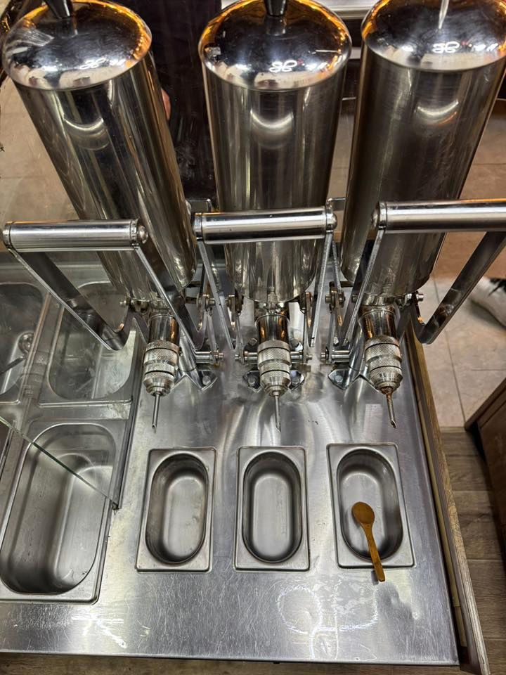 السلام عليكم
حلويات الشتاء والمطلوبة برمضان 😍
⭐️⭐️⭐️
 قلاية كهربائية مخصصة لعمل: 
لقمة + جوروز 😋
⭐️⭐️⭐️
مكينة حقن الشوكولاة 
جهازة تذويب الشوكولاة البلجيكية
بلانكات الزينة 
⭐️⭐️⭐️
- تحتوي الاجهزة على خزن كبير  في كل واحد منها
- المنشأ: تركي
- الاستخدام : سنة ونصف
الحالة: نضيفة جدا
- الموقع : بغداد
- السعر : 1500$ (١٥ ورقة)
- للتواصل: (***********)
