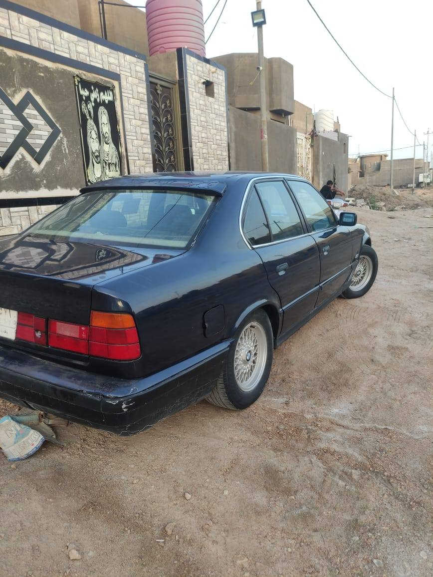 525 موديل 1991 .. كير ومكينه شرط كشنات كهربائيه سلايد تخم تاير مصبوغة صبغ عام تبريد دفع الفان  ضعيف السيارة بدون حادث دحجه بسيطة مبينه بالصور بالجاملغ الكدام جهة الراكب وبيها مجال للشراي للتواصل ***********
