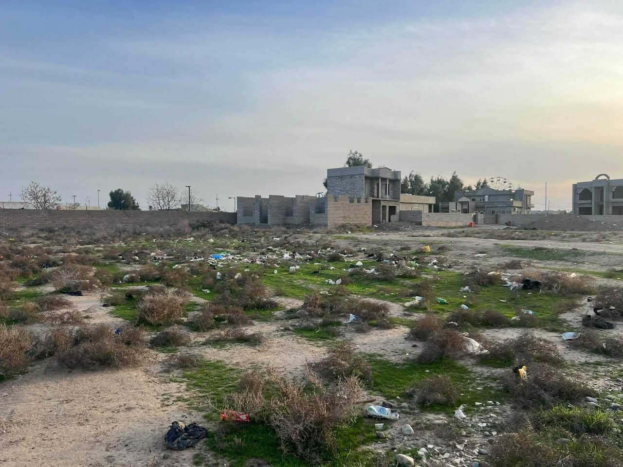 السلام عليكم بيت هيكل للبيع بالخصم قريب على مدينه حمد النامس البيت مساحت البناء ١٦٠متر 
مكون من غرفتين نوم وربعه وصاله ومطبخ وحمام مساحه الارض375متر  كهرباء ماء واصلو بس تبليط بعدو ما واصلو 
لارض زراعيه 
سعر ٢٥مليون 
لتفاصيل اتصل ***********

