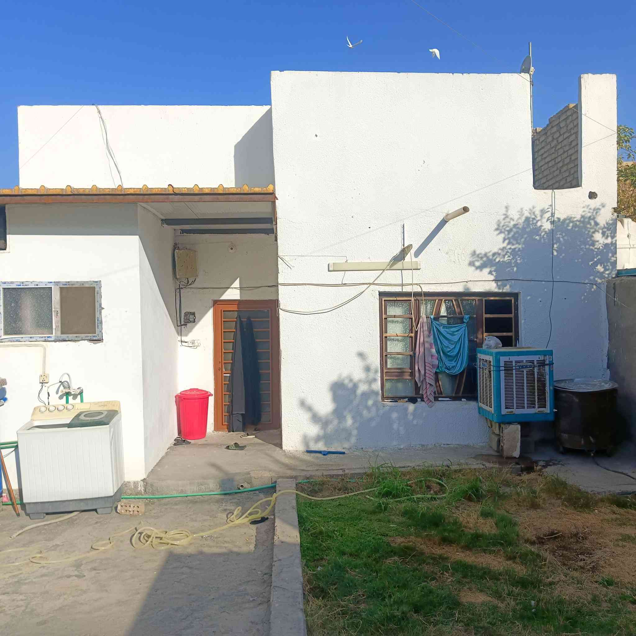 السلام عليكم دار للبيع مساحه 200 متر
مكان سده الهنديه جهت الجدول شارع حي تومان قرب 

المولده. تفاصيل. استقبال +مطبخ حار+ بارد +صاله +غرفه نوم1 + صحيات وحمام خارجي+ كراج +حديقه 

السعر39وبي مجال.  يرهم قسط

نوع العقار زراعي عقد محكمه 

الاستفسار ***********
