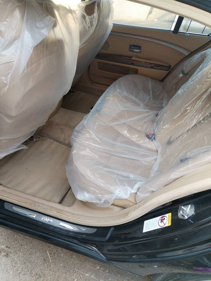 السلام عليكم  بي ام دبليو 750 Liشرط اعله فئه  (ادوات) فووول مواصفات
#متؤم ارقام وسنويه وهزه شرط الحاسبه
#سياره كفاله عامه لا #كصه ولا ضربه 
وارد خليجي 
داخل جلد بيجي مطعم بصاجي 
شاشه مع كامره 
ثلاجه خلفيه
5 بيبان شفط
5 بردات
فتحه سقف 
جوبلس 
4 كشنات كهرباء
تدفئه بالمقاعد
سترين كهرباء 
جام اوتو 
مكينه و كير مكفولات
تخم تاير جديد
حداده جديده
السياره خير من الله و احلا من الصور 
و السياره جديده بمعنى الكلمه 
#المكان البصره 
#السعر 75 ورقه 
#رقم الهاتف ***********
