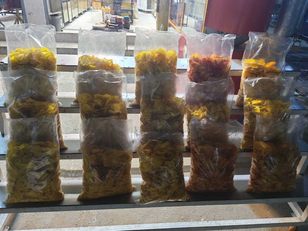 السلام عليكم ورحمة الله وبركاته
محل كرزات وحلويات كامل للبيع 🥜🥜 في منطقة حي القاهرة المحل كامل وجاهز يحتوي على ديكور وفاترينات كاملة
وعربانة حب وشامية وعارضات جبس الكرادة عدد ٢ وسبلت ٢ طن انفيرتر وشاشة بلازما ومنظومة كامرات وبراد ماء ويحتوي على كافة انواع الحلويات والمكسرات والكرزات
بسعر مناسب للاستفسار ***********
