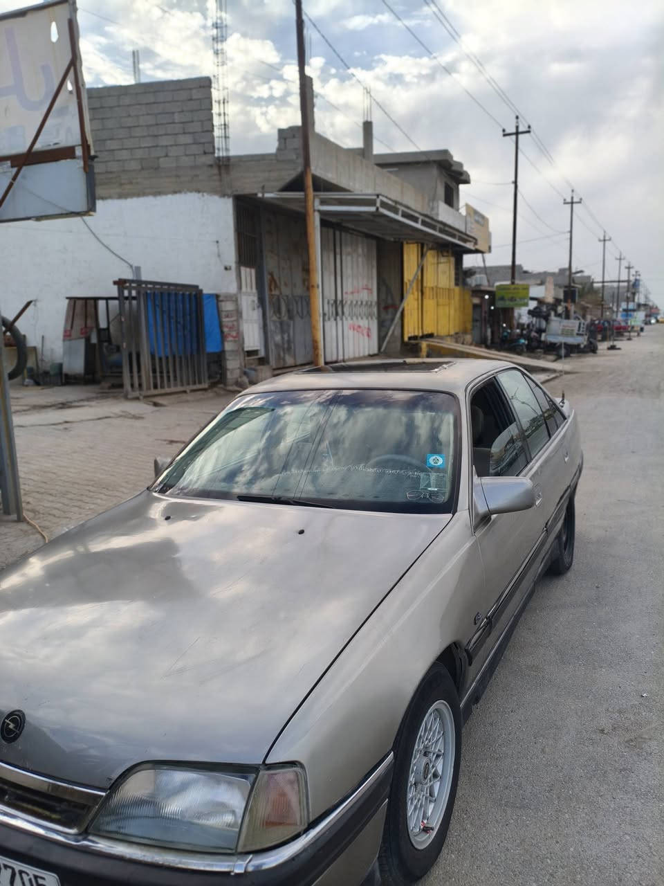 اوبل اوميكا موديل 1993
محرك 20 
كير عادي 
رقم كركوك انكليزي
سنويه مشروع وطني لحد30
بطاقه بانزين بيها 
كير محرك كهربائيات شرط 
دشبول بردات ستيرن كله لوك جديد 
كشنات دوشمه درجه اولى ارضيه جلد 
صبغ عام جماليه معجون مابيها 
قواعد دبلات مابيها قطره خياس 
صدر امامي خلفي كله جديد قبل شهر مشتغله
تايرات تخم شاده جديد تحكم مرايات كهربائي 
كهربائيات كلها شغاله بلاجكتورات جديد 
باقي التفاصيل بل مقطع موجود بل منشور 
السعر 40 بيها مجال للشراي
مراوس ويا حديث وانطي فرق يرهم
***********
***********
كركوك فيلق
