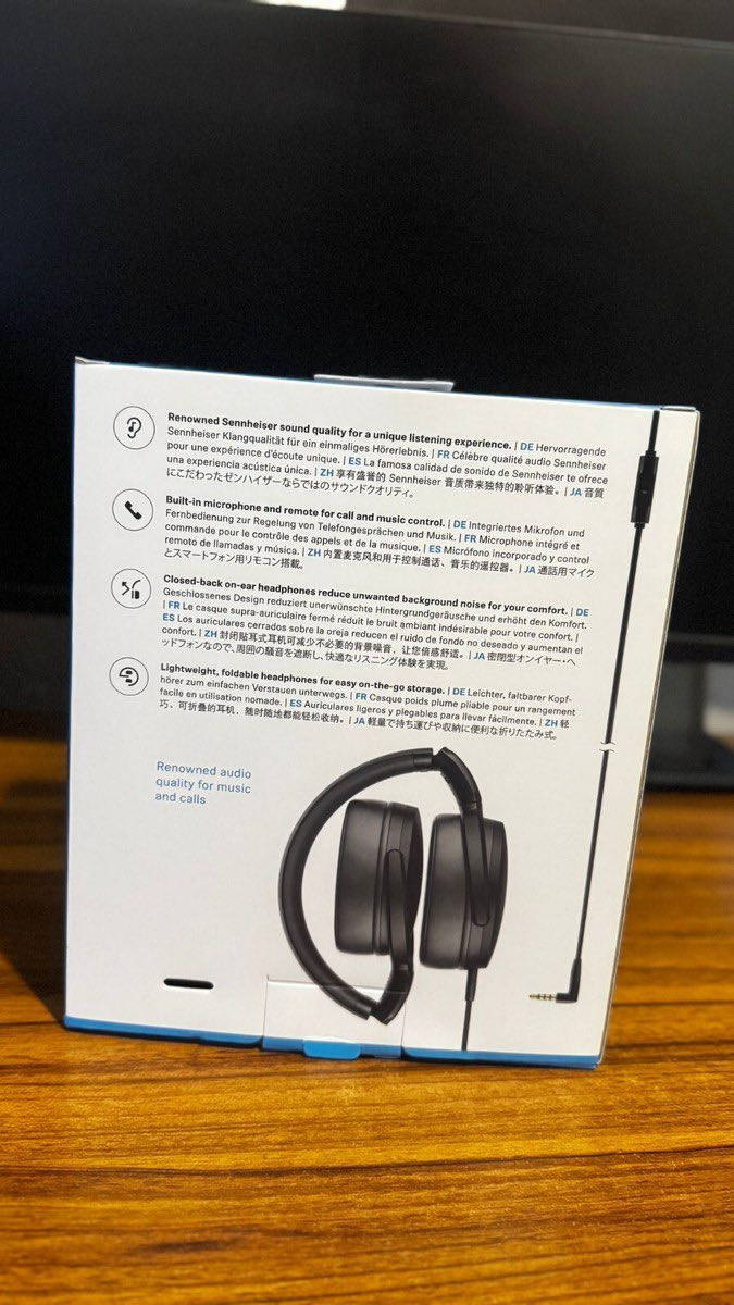 ⸻

🎧 سماعة رأس سنهايزر HD 400S

تتميز سماعة Sennheiser HD 400S بالخصائص التالية:

🔹 سماعة فوق الأذن (Over-Ear) 🎧 بتصميم مغلق من الخلف 🔇 لتقليل الضوضاء المحيطة والاستمتاع بصوت نقي.

🔹 تحتوي على ميكروفون 🎤 وجهاز تحكم ذكي بزر واحد مدمج في الكابل، لإدارة المكالمات 📞 والموسيقى ▶️ بسهولة.

🔹 تصميم متين وقابل للطي 🔄 لسهولة التخزين والحمل أثناء التنقل 🚶‍♂️.

🔹 توفر صوتاً ديناميكياً واضحاً 🔊 مع استجابة قوية للترددات المنخفضة (Bass) 🎵 لعشاق الصوت العميق.

السعر 45000الف مع التوصيل متوفر لجميع  المحافظات


**إذا كنت صاحب هذا الإعلان وتريد حذفه لأي سبب، رجاءا أرسل رسالة إلى الدعم الفني**