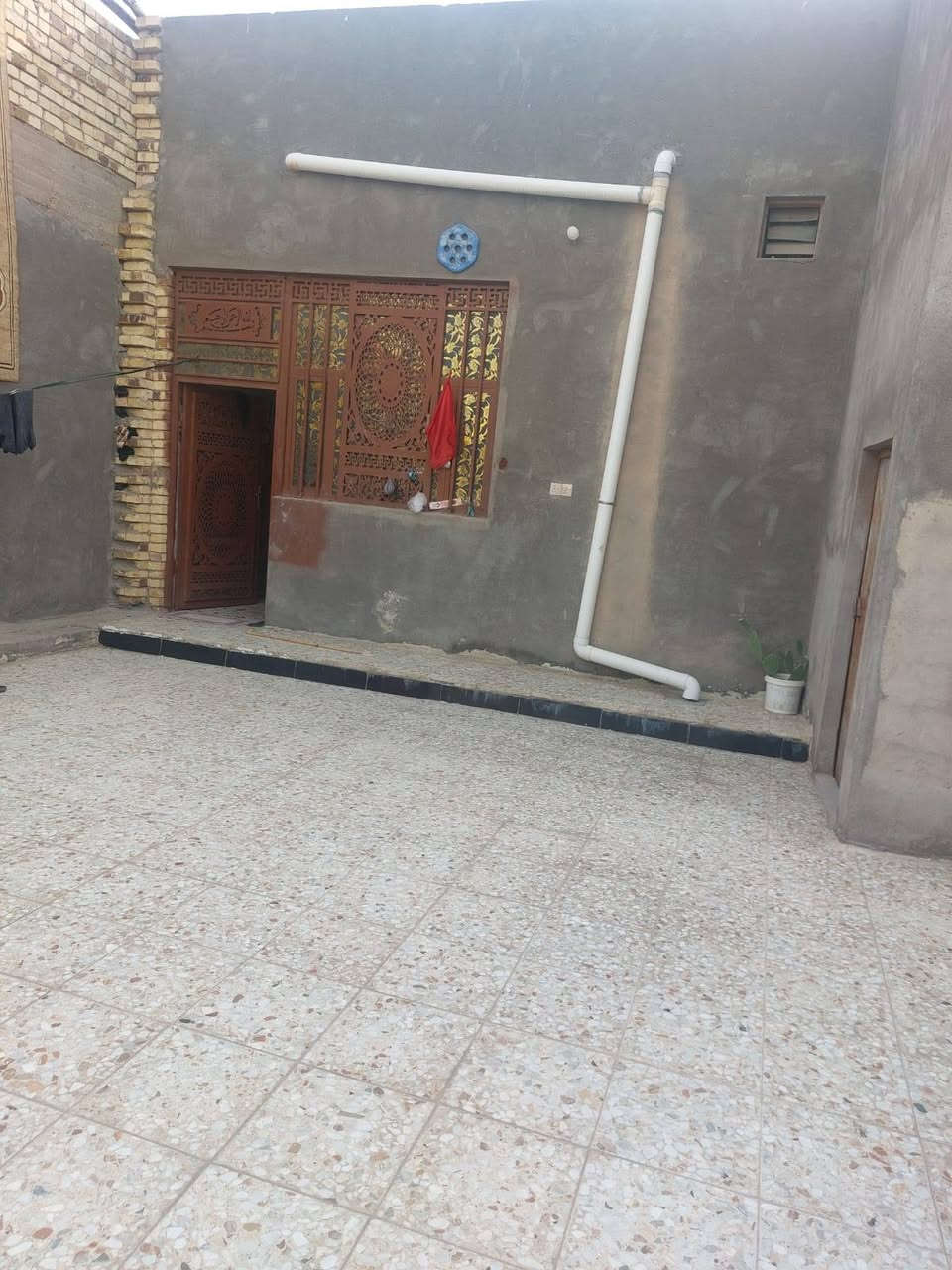 يوجد دار للبيع المكان المجر الكبير في منطقه السراي قريب ع شارع العام المساحه 200بنيان حديث  ***********
 الدار تابعه الى ابو احمد البطبوطي وباسعر مناسب 

(علما اني مكلف بانشر)
