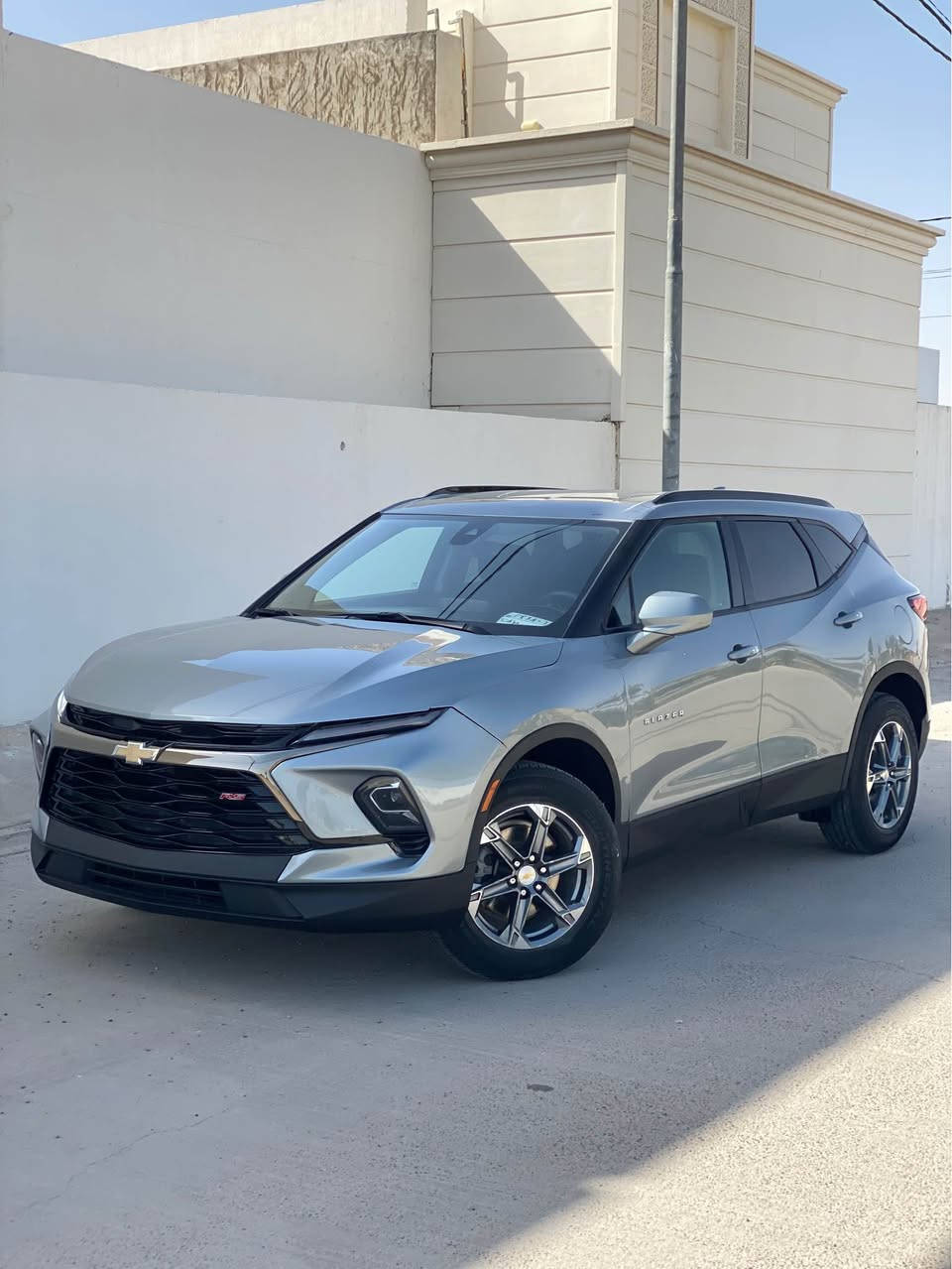 بلايزر 2023 بدون رقم سعره 175 ورقه 
حادثه جاملغ او بنيد  بدون شواصي 
باب الصدر بل حادث مفتوحه او مصبوغه 
بيه كم مكان بارد فئه LT2 محرك 2000 تيربو  حته بل بانزين العادي هم تمشي او مابيه ادونز 
جنطه كهربائيه كشن كهربائي رادار تحديد مسار هيتر كشنات 4X4
ماشيه فقط 15 الاف 
ترايه مال زيرو مكانه نجف للاستفسار *********** النجف, العراق
