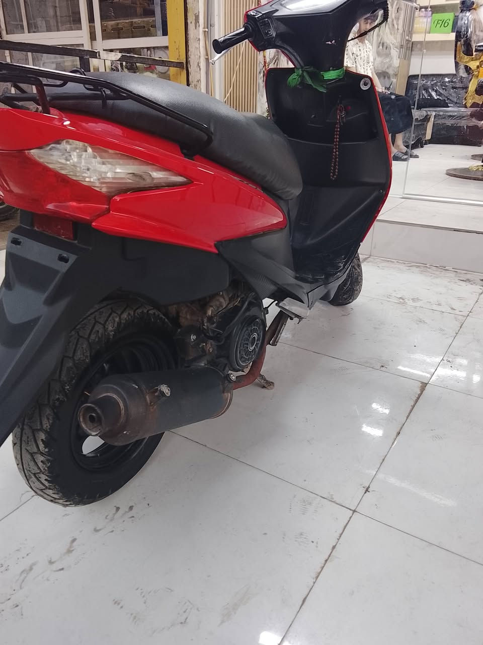 سلام عليكم دراجه الكزز دراجه خر من لله كفاله شلعه ومعدل خير من لله كلاجات رياضي تايرات تخم تاير جديد كهربيات شغاله سلف هندر شغال المكان بغداد العبيدي شارع جامع الهاتف ***********
