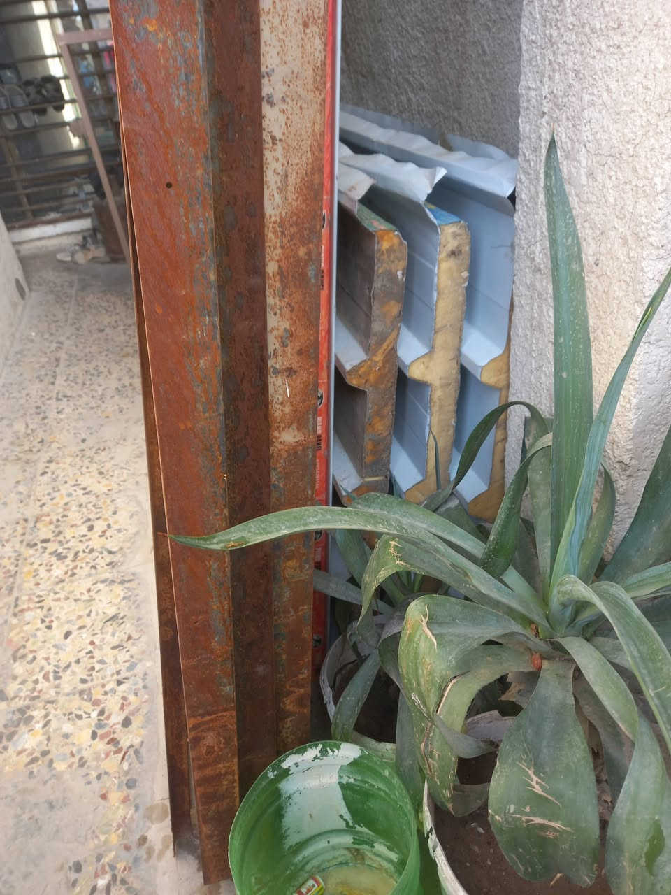 السلام عليكم
من رخصه حضره مدير الكروب
عندي سندويج مع الزوايا مال سندويج وشباك وباب للبيع والسعر مناسب كلهم ب ٣٥٠ وبيهن مجال والسندويج جدار وسقف 
العنوان دوره ***********
