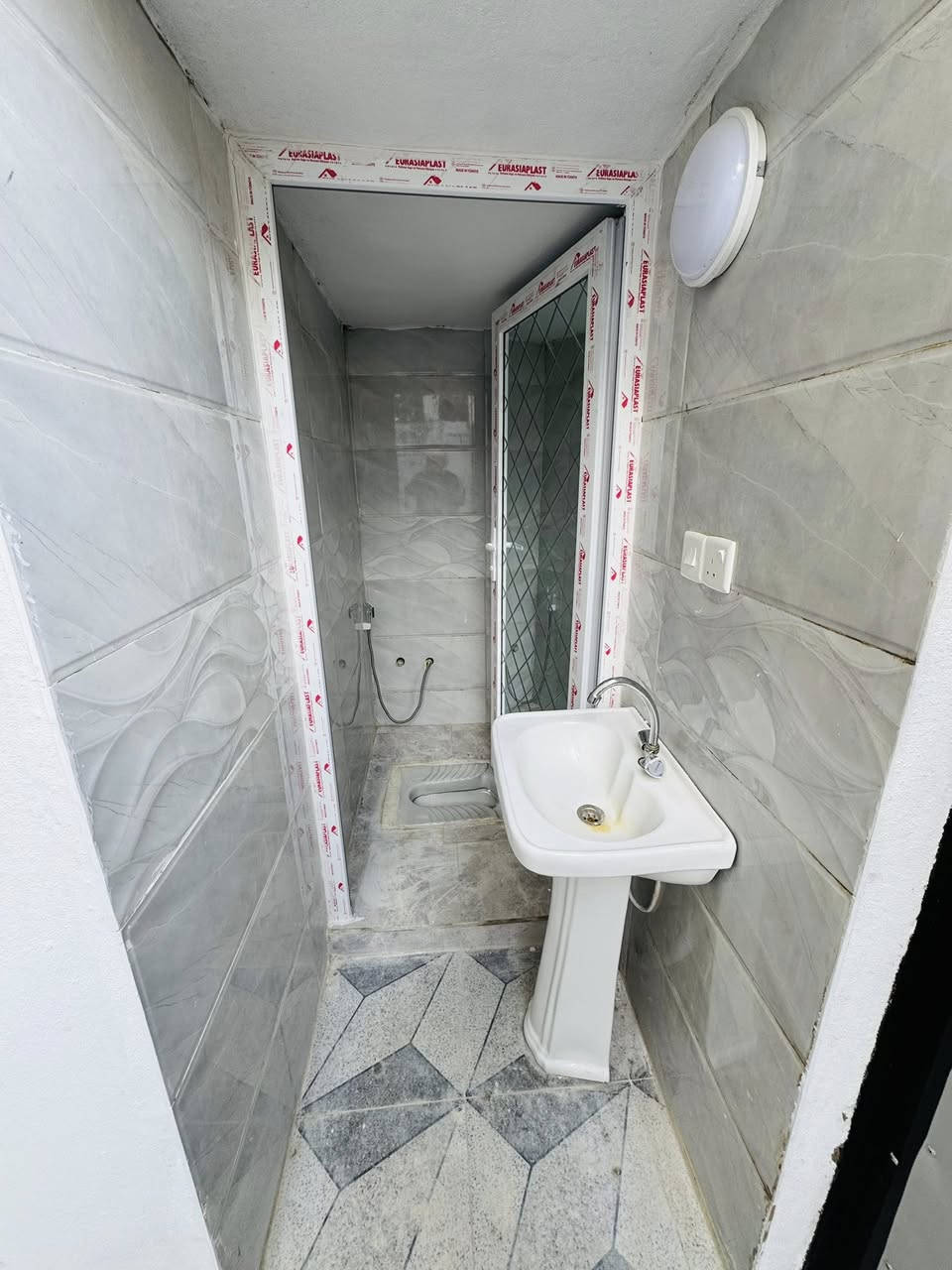 السلام عليكم دار للبيع في حي سومر فرع الحمداني المساحه 100 متر طابق ونص ملك صرف سند طابو الزهور يتكون من غرفتين نوم وهول واستقبال وصحيات عدد 2 وكراج سياره وسطح ناصي وسطح عالي نضام دكتات شبابيك المنيوم سيراميك سقوف ثانويه ابواب تركي حديث سعر مناسب جدا 100مليون وبي مجال بسيط 
مكتب المهند لتجاره العقارات 
***********
***********
***********
