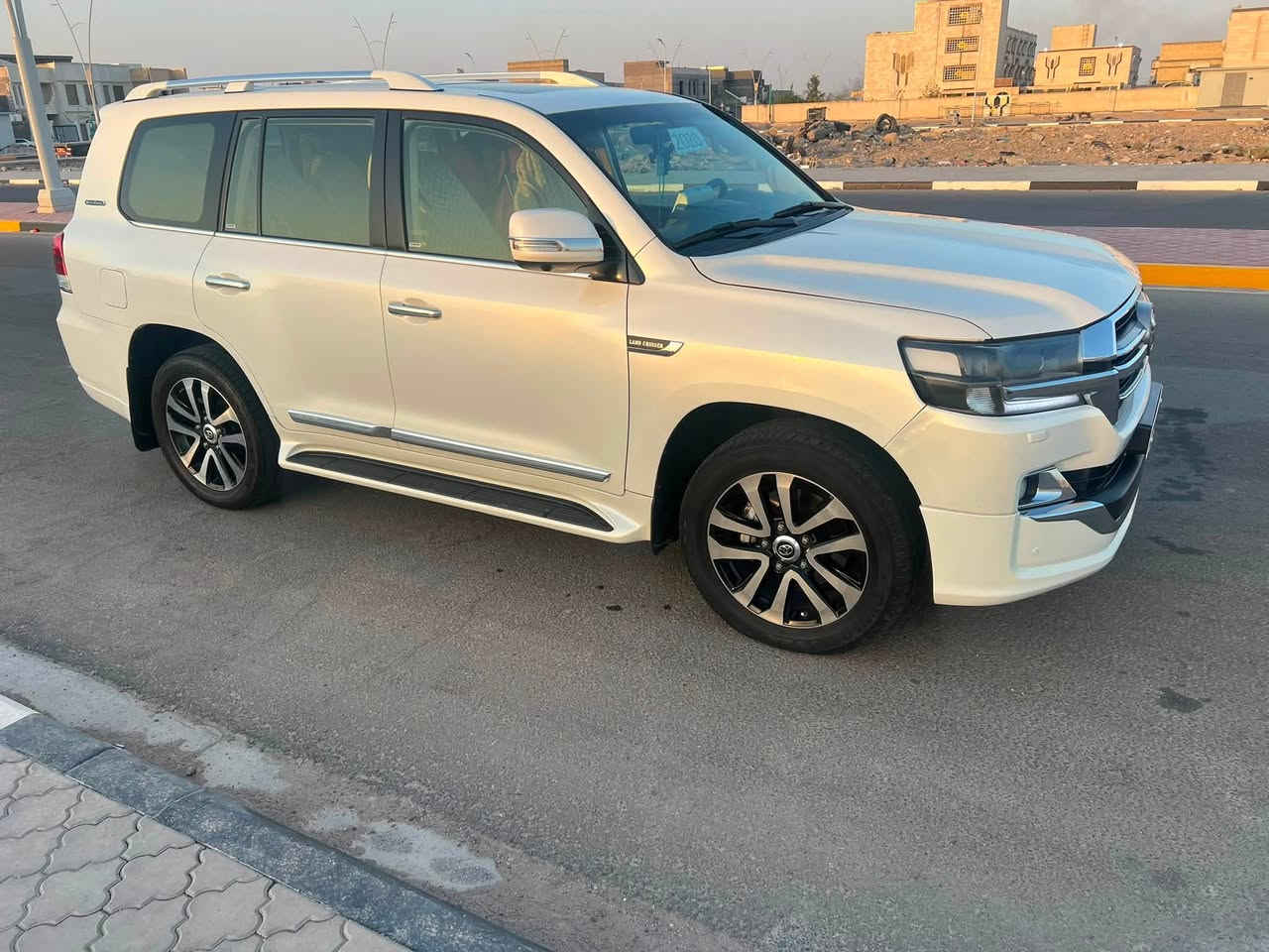 سلام عليكم لاندكروز موديل 2019 رقم بغداد بأسمي سنويه جديده مكفوله كفاله عامه من الضربه والصبغ وتبديل مكينه 8 سلندر حداديه جديده تخم تاير العنوان البصره استقبل مراوس حسب القناعه.     ***********
