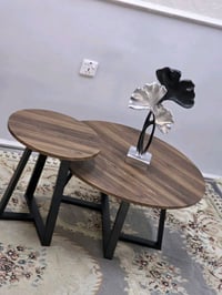 هذه طقم طاولات جانبية بشكل حديث وأنيق. تتضمن الطبلة الكبيرة والصغيرة م...