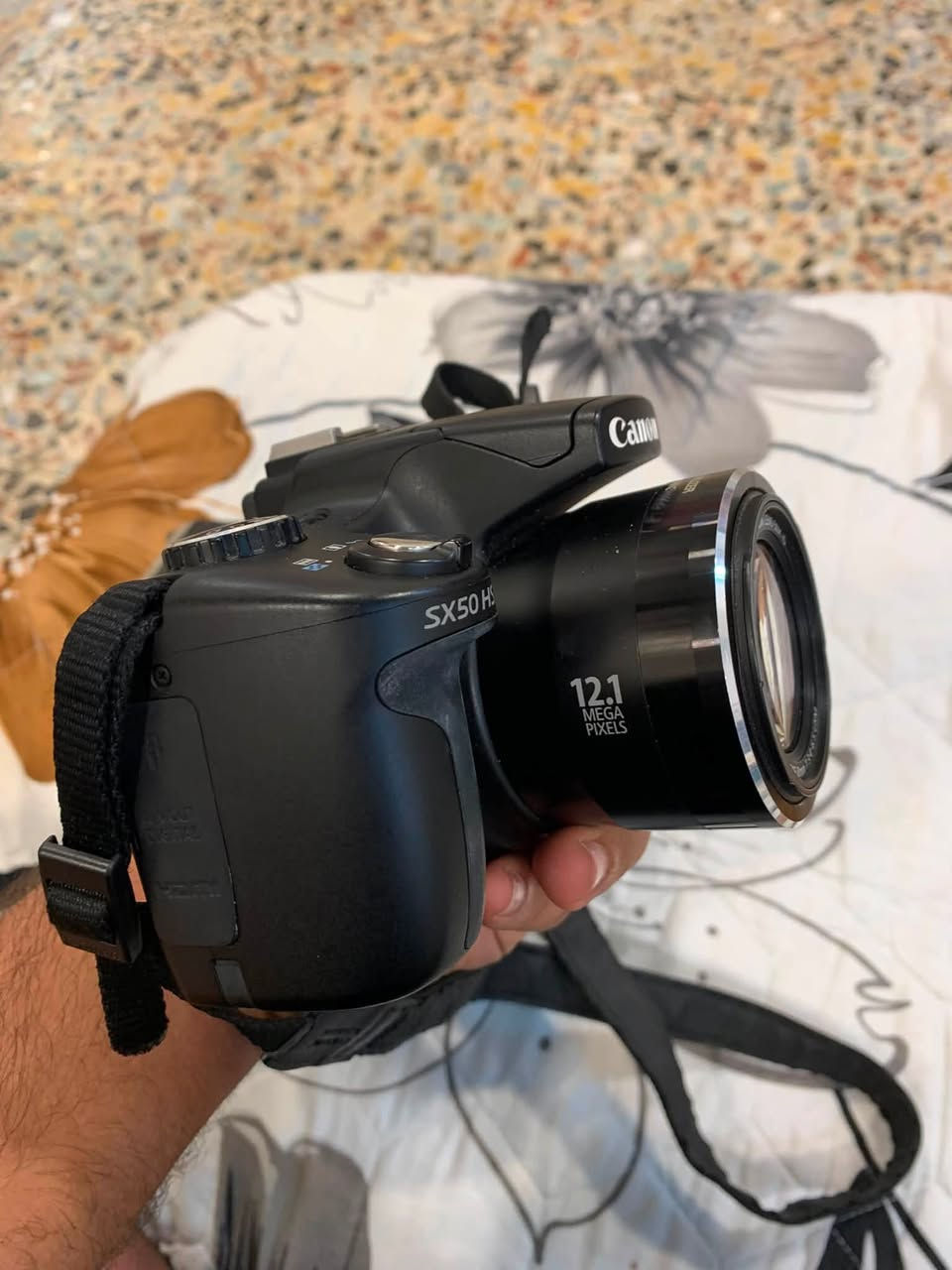 السلام عليكم للبيع كامرة 
 Canon PowerShot SX50 
الكامرة كلش نضيفه او جنطتها وياها السعر 230 الف او بيها مجال عنواني بغداد الشعلة الرقم للتواصل ***********
