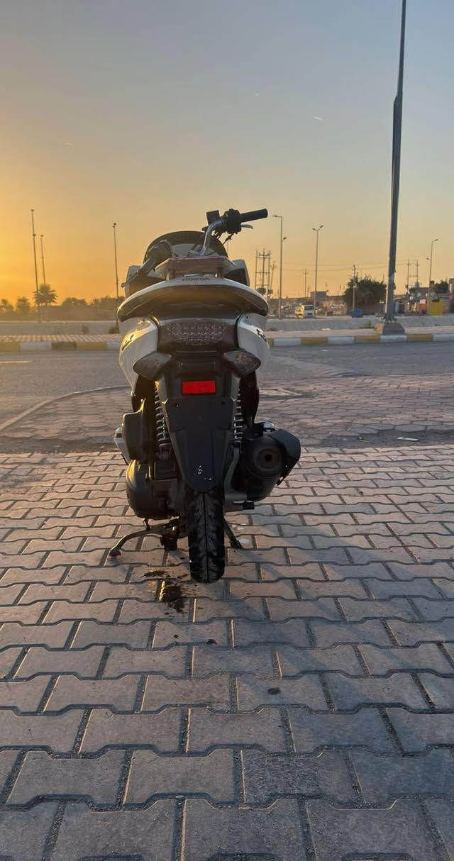 سلام عليكم دراجه pcxللبيع دراجه نظيفه وناعمه وما ناقصه شي مكان كوت العزه سعر مليون و 100 وبيه مجال الشراري يتصل ‏‪***********‬‏
