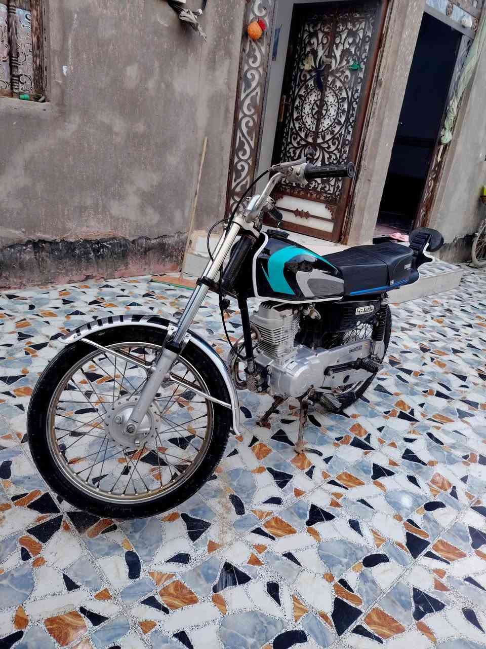 السلام عليكم 
دراجه للبيع نامه أصلي شلامجه دراجه نضيفه محرك ما مفتوح دراجه جاهزه وحلوه العنوان بصره ابو الخصيب رقم الهاتف: ***********
