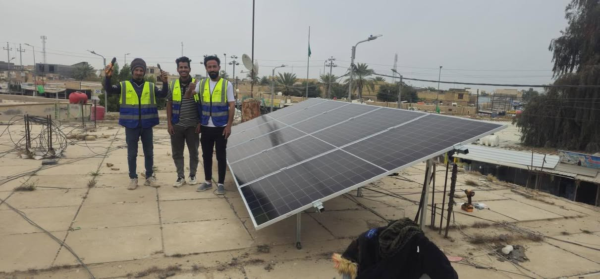 على بركة الله ☀️💪
تمّ تجهيز وتنصيب منظومة طاقة شمسية متكاملة بقدرة 10 أمبير نهاري / ليلي
في بيت الأستاذ محمد العوادي، وفق مواصفات مدروسة بعناية لتوفير أداء ثابت، كفاءة عالية، وتجهيز مستقر يلبي الحاجة اليومية بأفضل صورة.

🔹 مواصفات المنظومة:
✅ ألواح لونجي بقدرة 615w
✅ بطارية Svolt بسعة 10.24kw
✅ انفيرتر SRNE بسعة 5.6kw

🔹 الضمانات:
✔️ ضمان الألواح: 15 سنة
✔️ ضمان البطارية: 5 سنوات
✔️ ضمان الانفيرتر: سنتان

منظومة متكاملة تجمع بين قوة الأداء، جودة المكونات، ودقة التنفيذ لتكون الحل الأمثل لمواجهة انقطاع الكهرباء والانتقال إلى طاقة أكثر استقراراً واعتمادية.

شغل احترافي، مكونات موثوقة، ونتائج تفرض نفسها على 
للأستفسار والتواصل
مهندس عباس:***********
مهندس حمزة:***********
