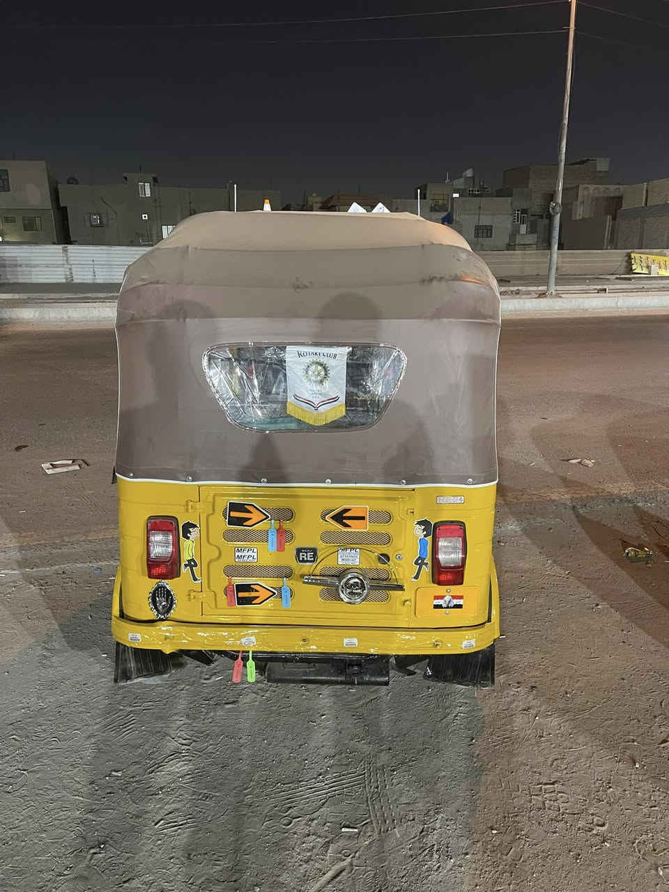 السلام عليكم تكتك للبيع موديل 18 اوراق كامله معمره ومصبوغه عام السعر 4و200   وبيه مجال مكاني بغداد مدينة الصدر الشراي يتصل ويدلل رقم ***********
