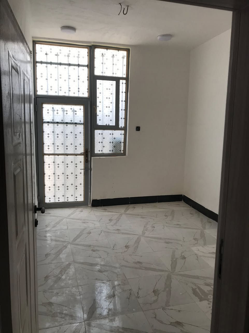 سلام عليكم
(( للبيع  ))

دار مساحته  50 متر في حي عين الحياه نهايه شارع الجاير يحتوي البيت على  ستقبال وصاله ومطبخ ومنور وصحيات داخليه وخارجيه اما الطابق الثاني يحتوي على غرفه وصاله وصحيات نوع البناء طابوق جمهوري عرض الفرع 10 متر تبليط يصلح سكن او حسينية للزوار يبعد عن الامام ما يقارب 2 كيلو  

نوع العقار قرار محكمه سند 25 مداور باسم المشتري 

للستفسار ، ***********
