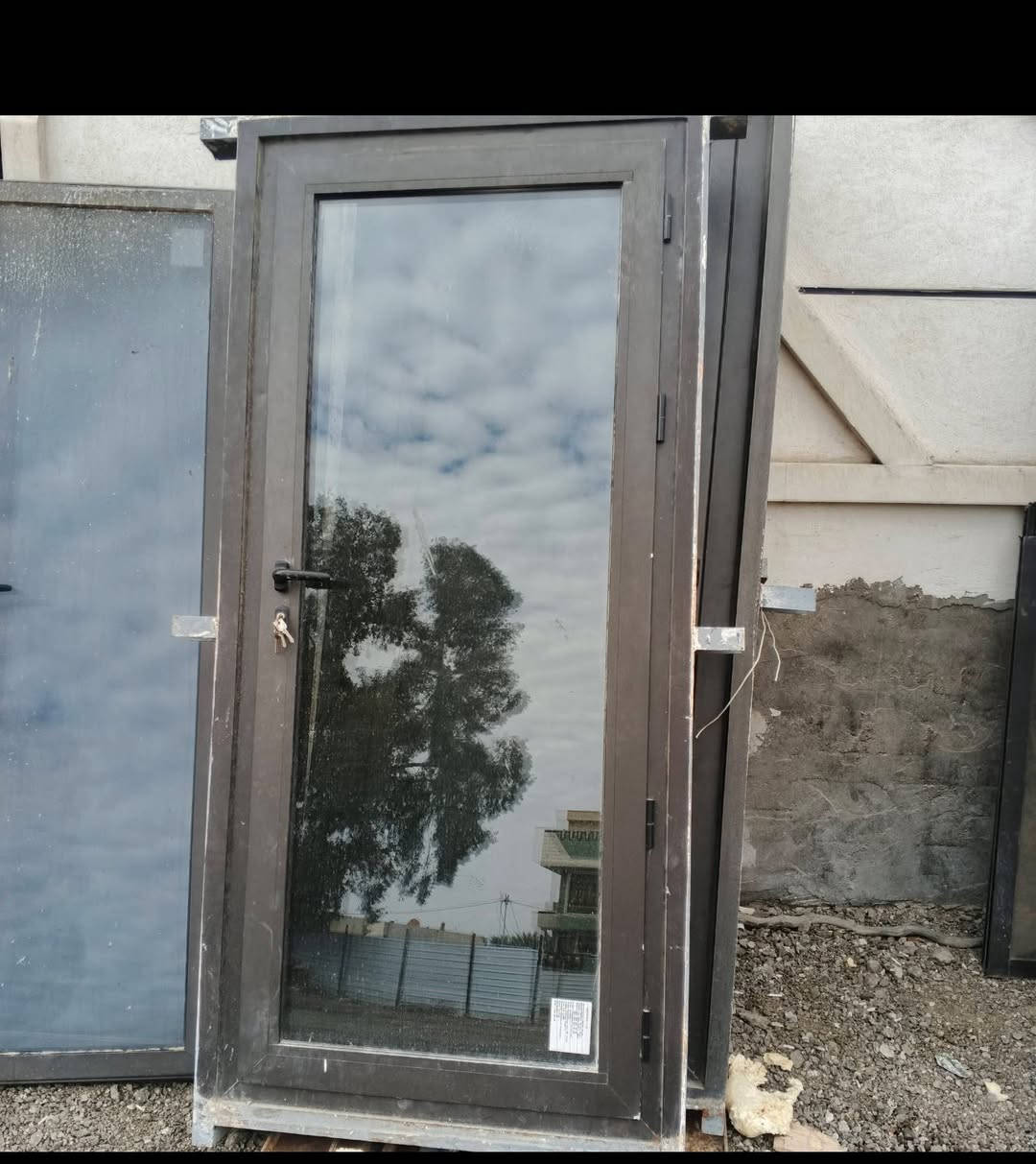 يوجد ابواب وشبابيك للبيع باب المنيوم ابو الجام باب +طلاكتين خشب 3 اشكال +شبابيك المنيوم جام سلايت حديثه +باب مطبخ طبك مع شباك +كل الغراض نظيفه للاتصال***********
