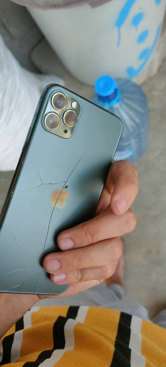 ايفون 11برو ماكس
ايفون 11برو ماكس نموذج za

ذاكره 256
دبل سيم 

لون زيتوني هاي شركك بل ضهر مثل مموضح بل صوره 

الجهاز مبدل شاشه و بطاريه نوعيه جيده جدان 

افيس ايدي مشكل 
الباقي كله شرط 

السعر 250وبي مجال رقمي ***********

مكاني كركوك
