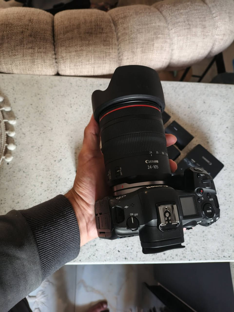 سلام عليكم شباب كامره كانون R5 نضافة الكامرة 100% 
مابيها اي شخط ولا زلغ بلاضافه الى بطاريات عدد 6 وشاحنات عدد 3
عدسة RF 24.105. فتحة ثابتة رنك احمر اخت الجديدة مستخدمة كم مره 

شباب الكامره من افضل الكامرات بالعالم تصور 8k و هوايه سوالف بيها

شباب سعر الكامرة البدي مليونين و 750 الف 
سعر العدسة مليون و 350 الف 
مكاني بغداد البياع 

رقمي ***********
