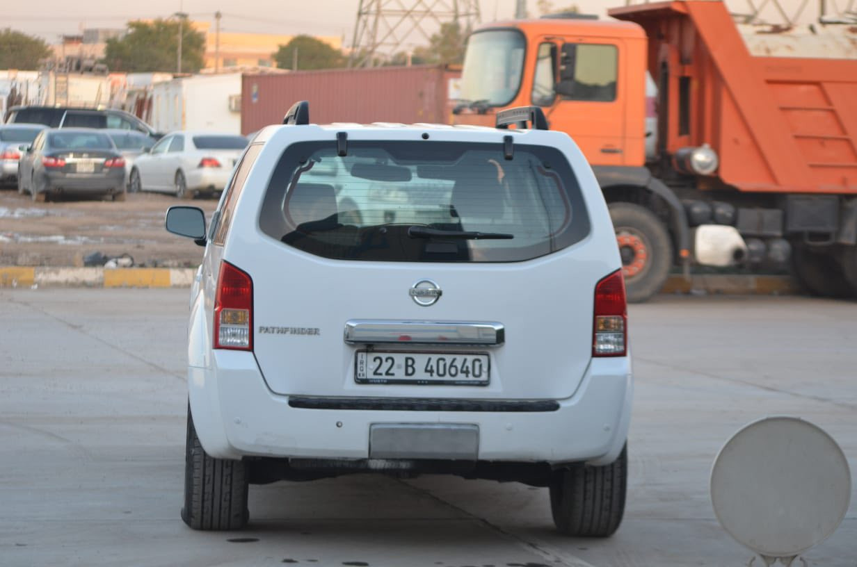 نیسان باسفندر موديل 2006 مواصفات خليجي..
٣ قطع كوشن.. تبريد قتعتين.. رقم سنوي جديد انكليزي أربيل.. 
حداديه مضبوط.. تبريد. سياره بدون صبخ حتي بارد مابي.. بدون حادث. سعر بلاش بلاش ٩٨ بي مجال قليل تراوس برقم شمالي ***********  مكان كلار
