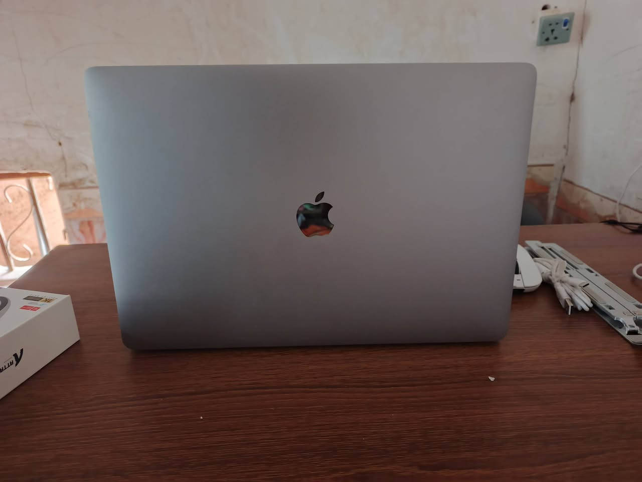 السلام عليكم 
ماك بوك برو للبيع 
الجهاز مكفول من كلشي 
ويا شاحن وماوس بلوتوث مع
  ستاند للماك بوك وحقيبه هديه 
جميع الموصفات موجوده عدكم
 
المكان : الديوانيه 
يناسب منو هذا الجهاز 
المصممين ٫طلاب الجامعه ٫ 
المهندسين، اداره اعمال الكترونيه 
تواصل واتساب واتصال

واتساب :*********** 
***********
