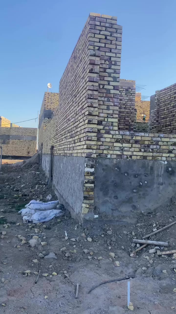 السلام عليكم اخوان هيكل للبيع مساحه 180 متر قريب عله شارع الي يربط بين عوفي بني ساله رقم الهاتف ***********
