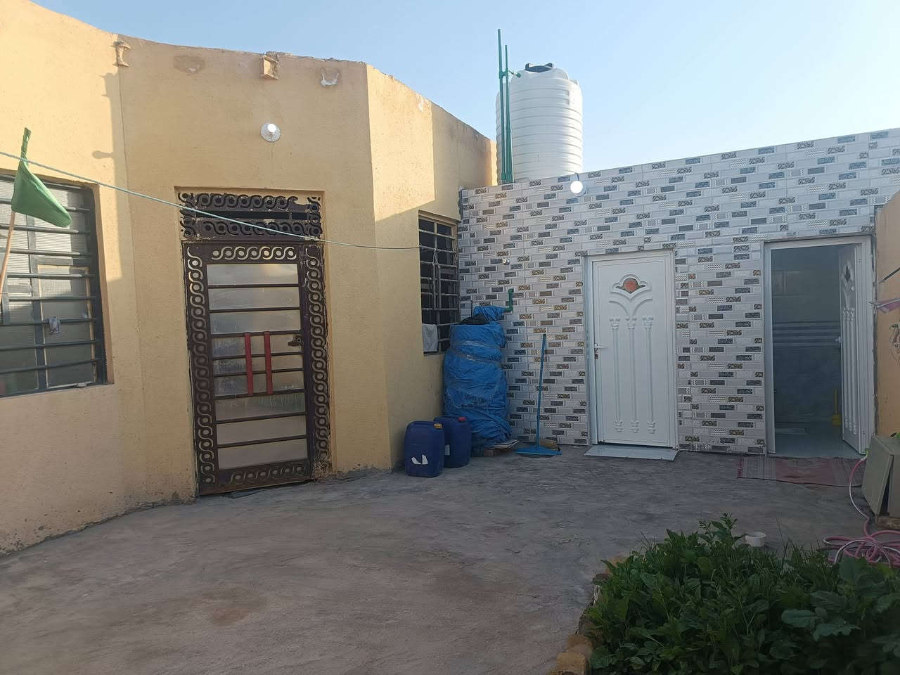 بيت في منطقة ال محينه قرب مدرسة الامام الباقر
مساحة 200
يحتوي علا غرفتين وصاله ومطبخ وصحيات داخليه وخارجيه وديوانيه بيت بناء جديد بلوك 
للستفسار ***********
