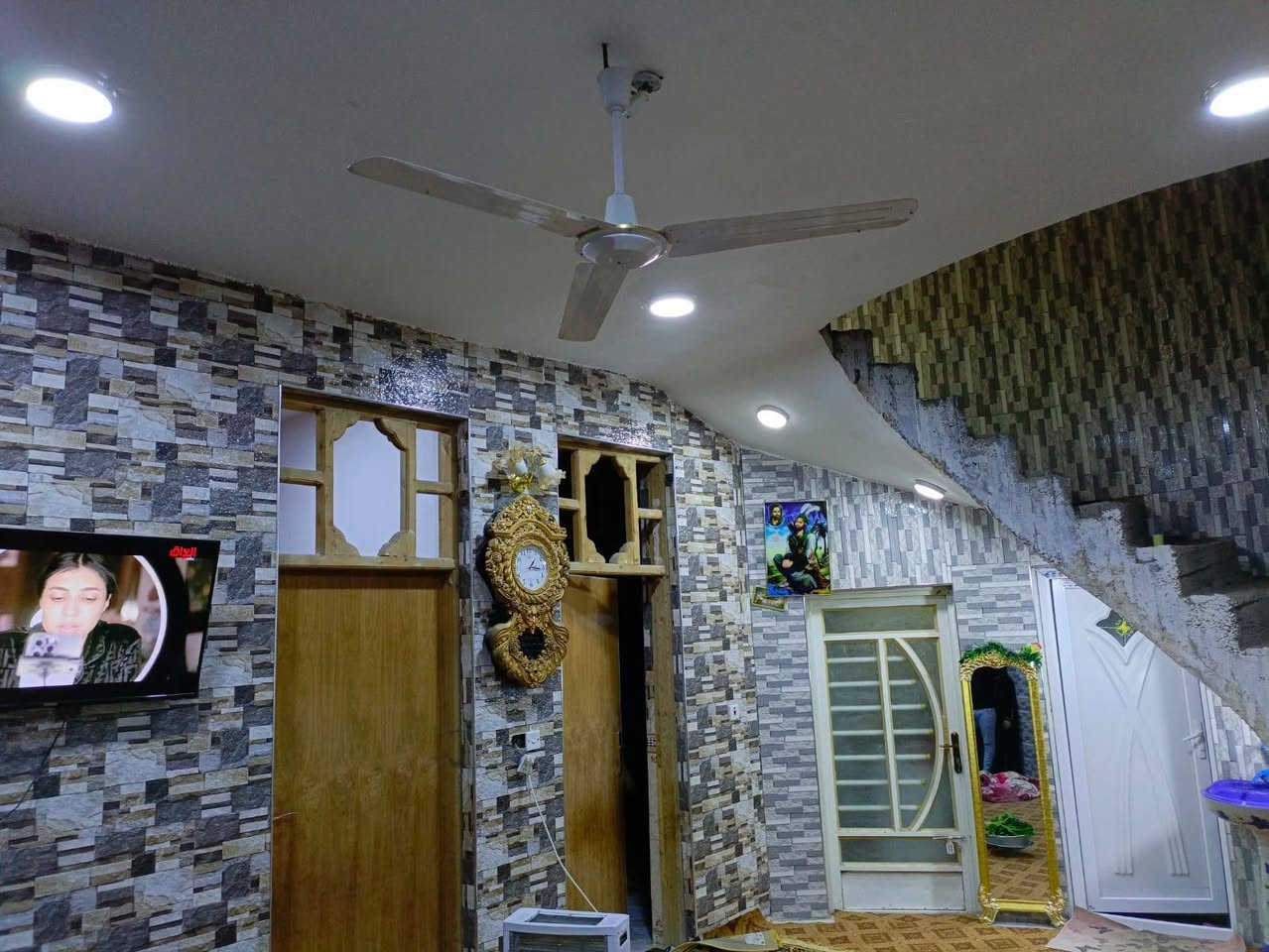 السلام عليكم دار للبيع المساحه 220 بيت متكامل يحتوي على غرفتين نوم مطبخ استقبال زاد صحيه داخليه صحيات خارجيه وحديقه صغيره العنوان بابل شارع 80 الساده البو خطه الاستفسار اكثر على هذا الرقم ***********
