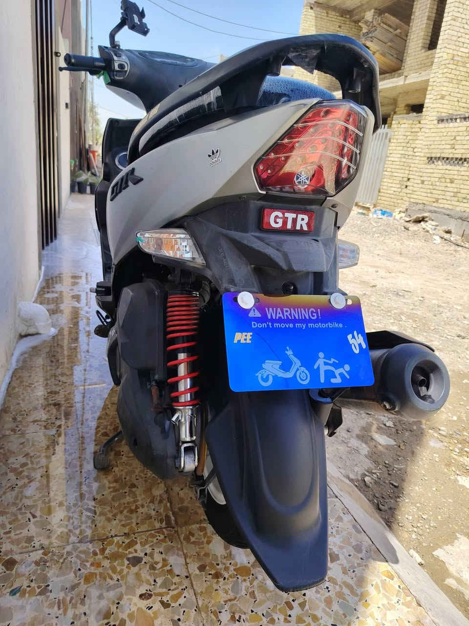 السلام عليكم دراجه GTR للبيع بلاديه كفرات ختم واحد نكره سلف كهربائيات كلهه شغاله المكينه بلاديه مامفتوحه صار شهر نازله من رمبه المكينه بعدهه ستيل نوعيه الدهن استعمل امزويل بانزين محسن كيلو متر شغال ماشيه 18 الف حقيقي الرون شغال طوافه البانزين شغاله دراجه بلاديه مامتعوبه اوراقهه كامله ويل ابيض تايرات جدد بعدهن مال رمبه البلاديات السعر مليون و 150 وبيها مجال الشراي يتصل واتساب أو ماسنجر ***********

