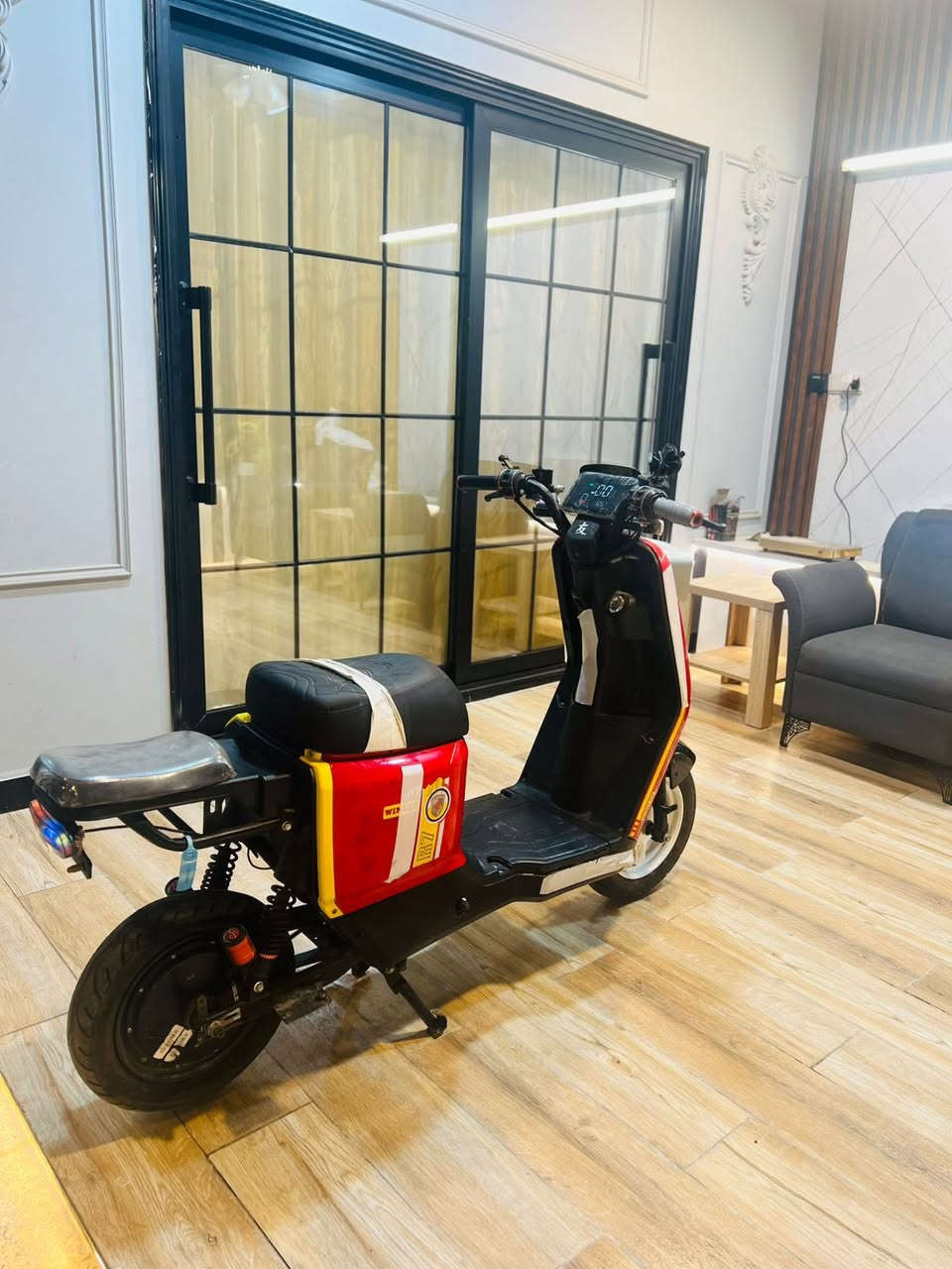 سلام عليكم دراجة شحن ار٧ دراجة نضيفة وتخبل ومبرمجة ومعدلة حلو ومرتب بطاريات جددد بعدهن بل جيس ول دراجة انضف وتخبل بيت او مراوس وي دراجة شحن سعر ٥٠٠ وبية مجال واتس ***********
