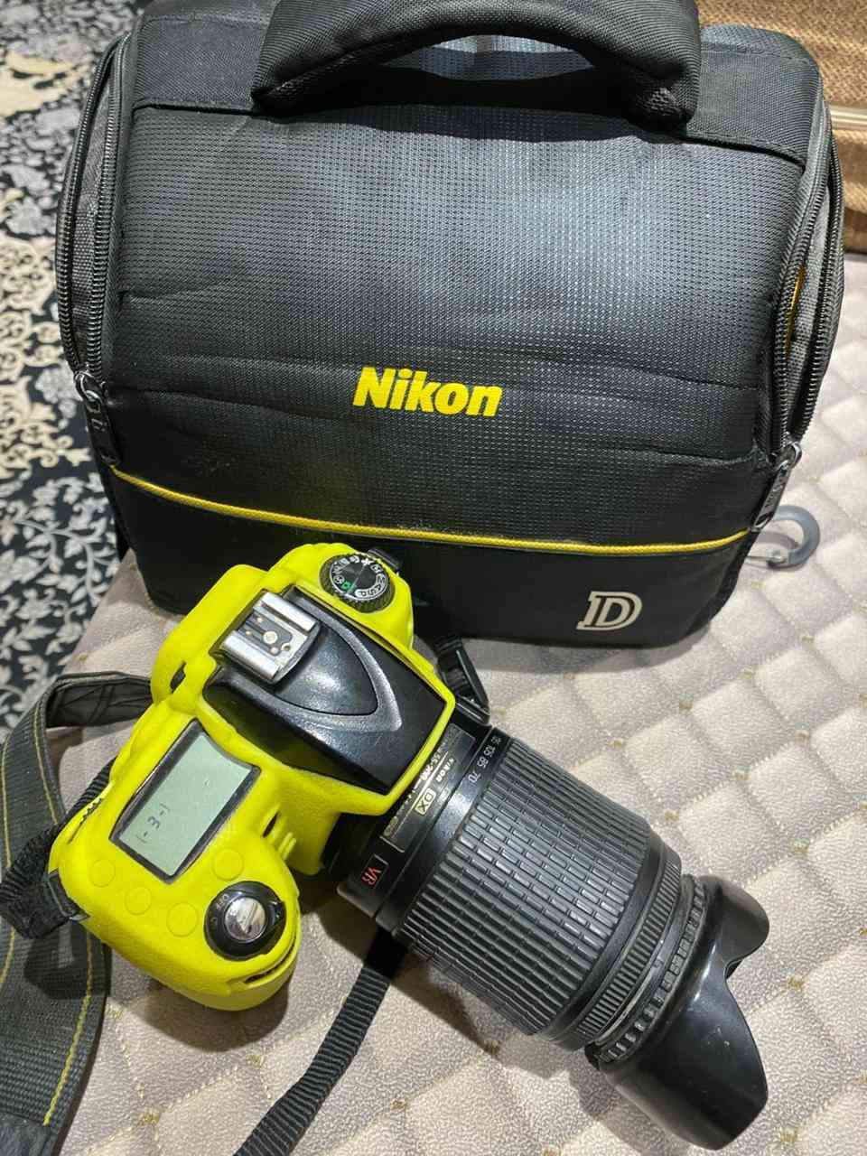هذه كاميرا نيكون (Nikon) مزودة بغطاء حماية سيليكون أصفر من نوع easyCover للحماية من الصدمات والخدوش.تتميز هذه الأغطية بأنها مصممة خصيصًا لتناسب طرازات محددة من كاميرات نيكون، مثل D5300 أو D7100، وتسمح بالوصول الكامل لجميع المنافذ والأزرار.تظهر في الصورة عدسة نيكون DX، والتي غالبًا ما يتم بيعها كجزء من حزم (Packages) تتضمن حقيبة وبطاريات إضافية🌹🌹🌹🌹


**إذا كنت صاحب هذا الإعلان وتريد حذفه لأي سبب، رجاءا أرسل رسالة إلى الدعم الفني**