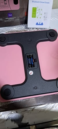 ميزان رقمي ألكتروني  يشتغل على باتري ريمونت بي خاصية اتصال بلوتوث على ...