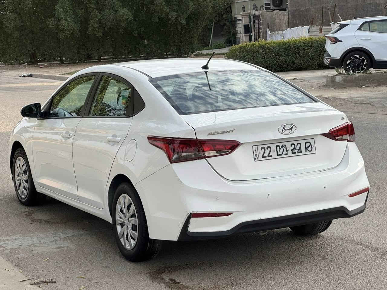 السلام عليكم للبيع اكسنت موديل 2021 خليجي
مكينة 1.600 دوش المرغوب 
***********
كير مكينة مكفولات السيارة جديدة صدر امامي خلفي جديد  مانقصها شي السيارة 
رقم اربيل الجديد تحويل ثاني 
راديو Aux USB بلوتوث
جام كهرباء 
اشاير بالمري 
وبعد مواصفات السيارة معروفة 
السيارة بيها نص بنيد صبغ وجاملغ جهة السكن 
او وجه الصندوك يعني قطعتين ونص  
بدون دواخل بدون ايرباك 
السعر 118 وبيها مجال بسيط 
مكان السيارة بغداد
