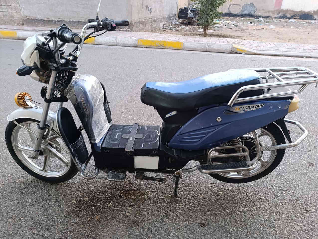 دراجه شحن للبيع بطاريات جديده 5
السعر 350 ألف وبي مجال 
استفسار اكثر رقم الهاتف ***********
