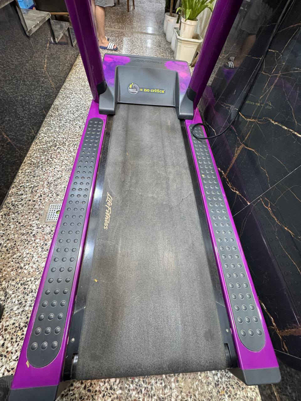 السلام عليكم
جهاز جري امريكي من شركه لايف فتنس اصلي استخدامه قليل كلش جهاز نظيف عنواني بغداد بالقرب من جسر الصرافيه بأتجاه مطعم صاج البديع سعره 8 اوراق وبي مجال للشراي هذه رقمي ***********
