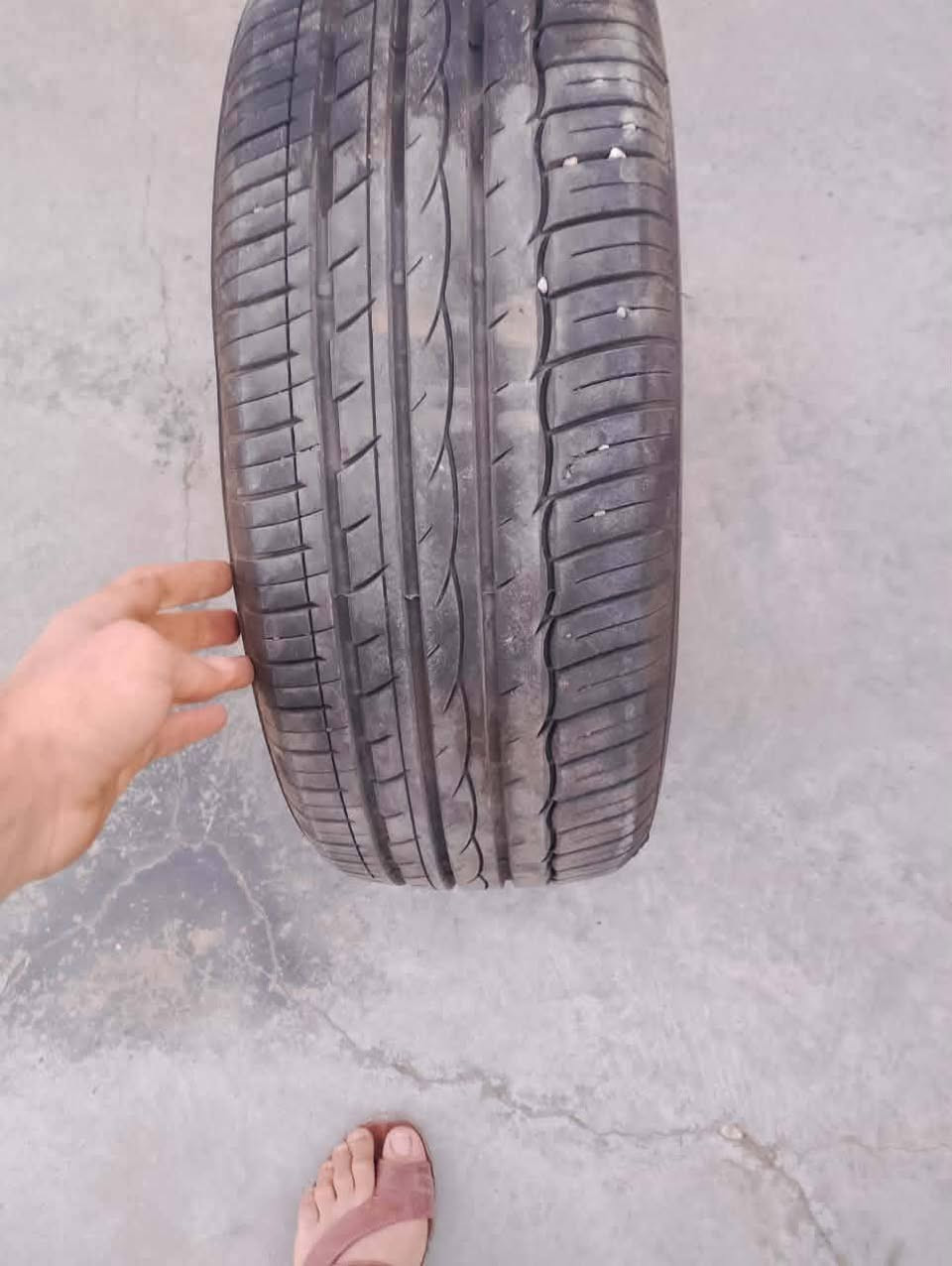 سلام عليكم شباب الله يرزق الجميع
زوج تايرات سوناتا جديد ستخدام 20يوم 
السعر اب 50وبيهن مجال رقم تلفون 📱 ***********
