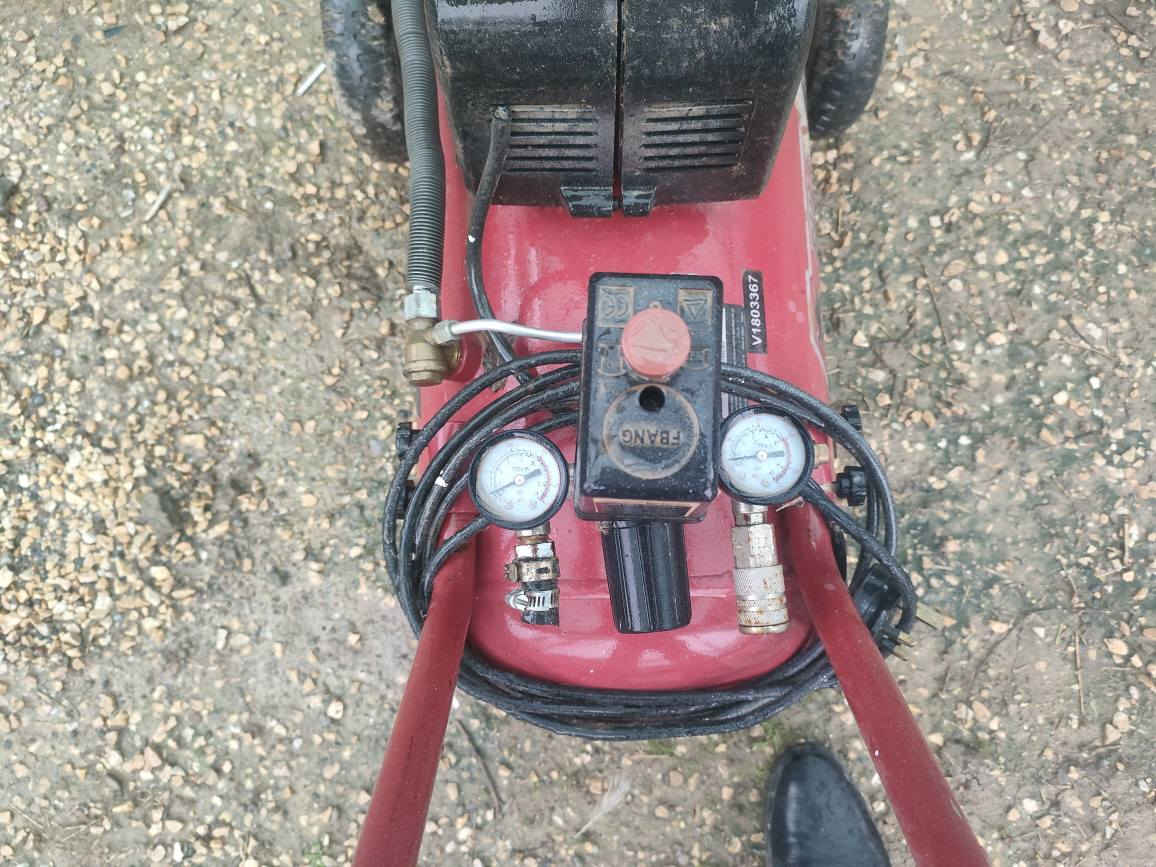 كومپريسةرى هةوا بؤفرؤستن 
ايشناكات ماتؤرى سوتاوة 
سعرى 80 هةزار لة هةولير 
***********
حجمى 50 ليترية  زؤر كةم ايشى كردووة أربيل, العراق
