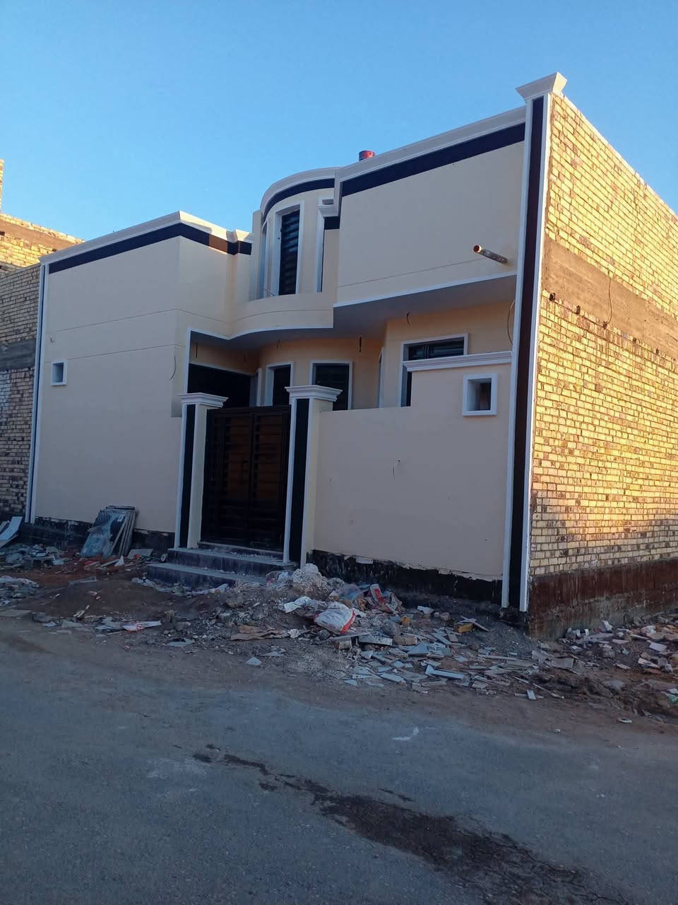 يالله بيت للبيع سند ٢٥

٢غرف نوم وصاله مطبخ وبراني وصحيات داخليه وخارجيه 
البيت جديد غير مسكون 
البيت مرقم جاهز للتطويب 
البيت مسلح ارظيه وسقف 
البيت مساحته ١٢٠ متر مربعه
البيت سعره [٦٣] بيه مجال بسيط 
الاستفسار واتس أو الاتصال على الرقم 
*********** او مراجعه مكتب حسين فليح للعقار مقابيل سايدين ام الخيل فانز أبو ريحانه مصطفى للعقار والاستثمار
