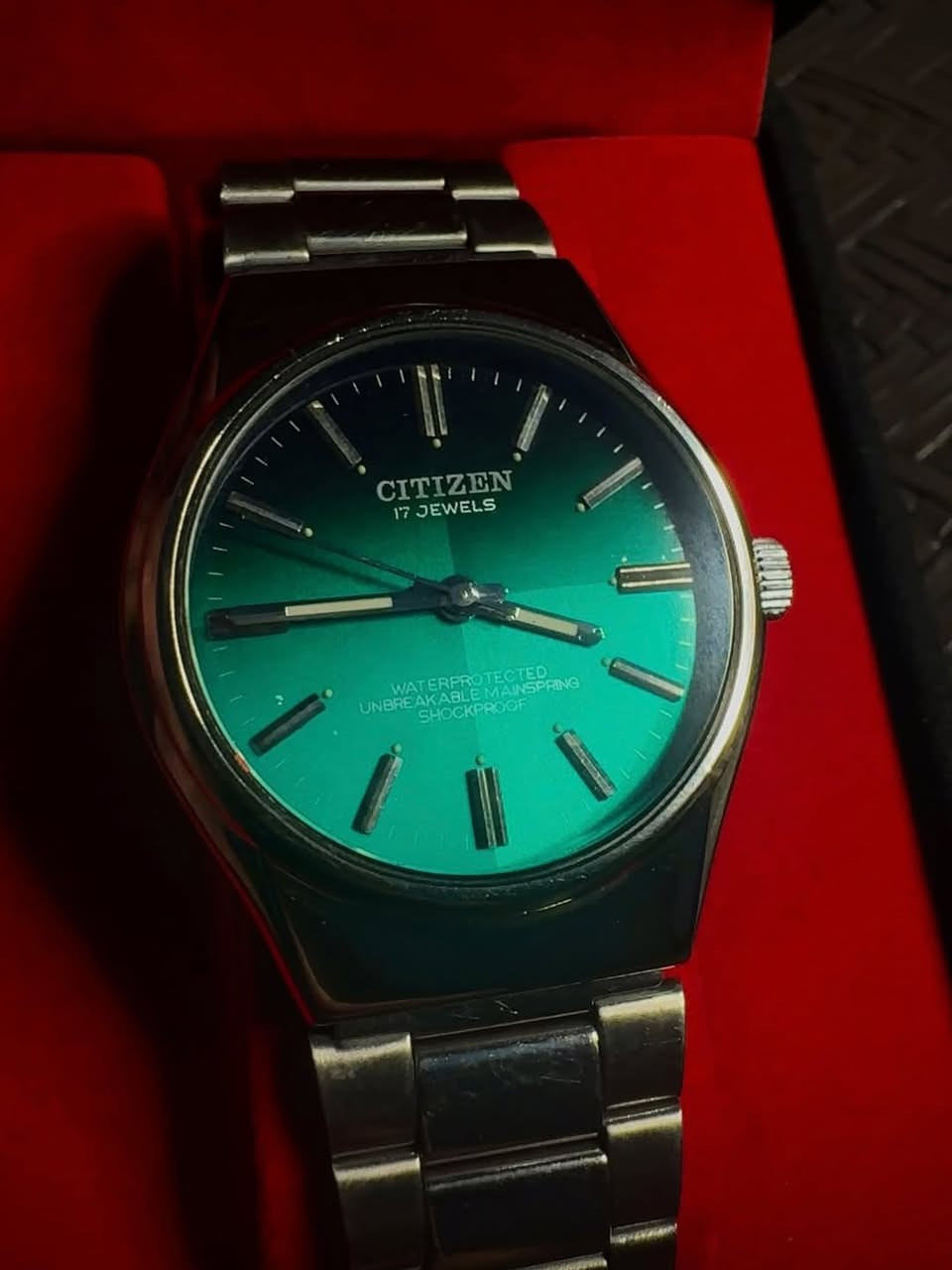 سيتيزن بلون مينا مميز جداً
زيتوني متدرج ثلاثي الابعاد 
تعمل بحركة اليد 
القطر 37 كلاسيكي
الساعة بنظافة عالية ودقة عالية ايضاً

ملاحظة الساعة الوحيدة ( السير مستبدل ب اخر مشابه للاصلي ايضاً ستل ستيل)


**إذا كنت صاحب هذا الإعلان وتريد حذفه لأي سبب، رجاءا أرسل رسالة إلى الدعم الفني**