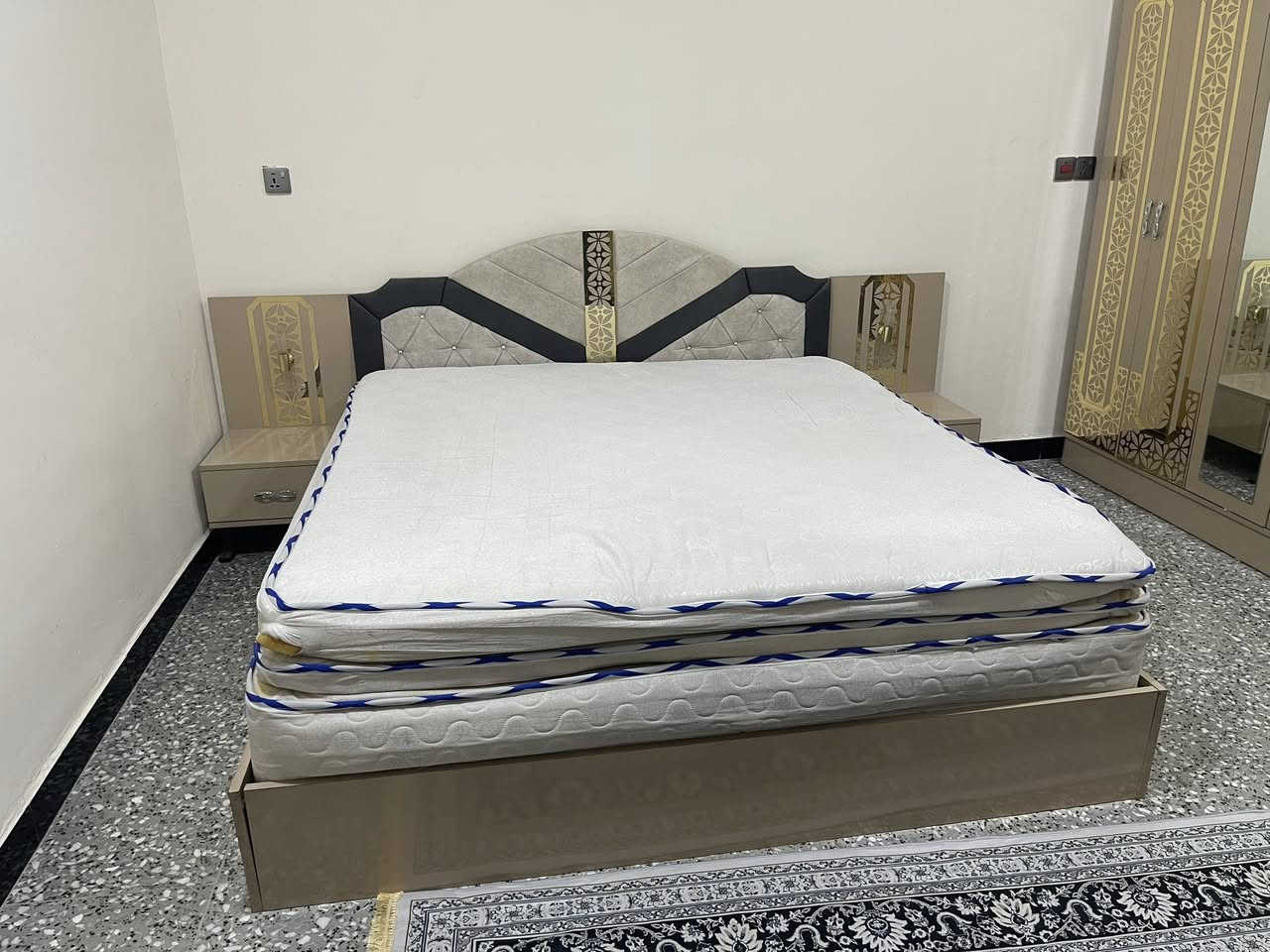 السلام عليكم 
غرفة تركي 
كنتور ٦ أبواب + جرباية +ميز تواليت + كومديات ٢
السعر ٥٥٠ الف وبيها مجال
دوشك نفرين ارتفاع ٢٧  ٣ طبقات طبي سعره ١٣٠ الف وبي مجال

***********
