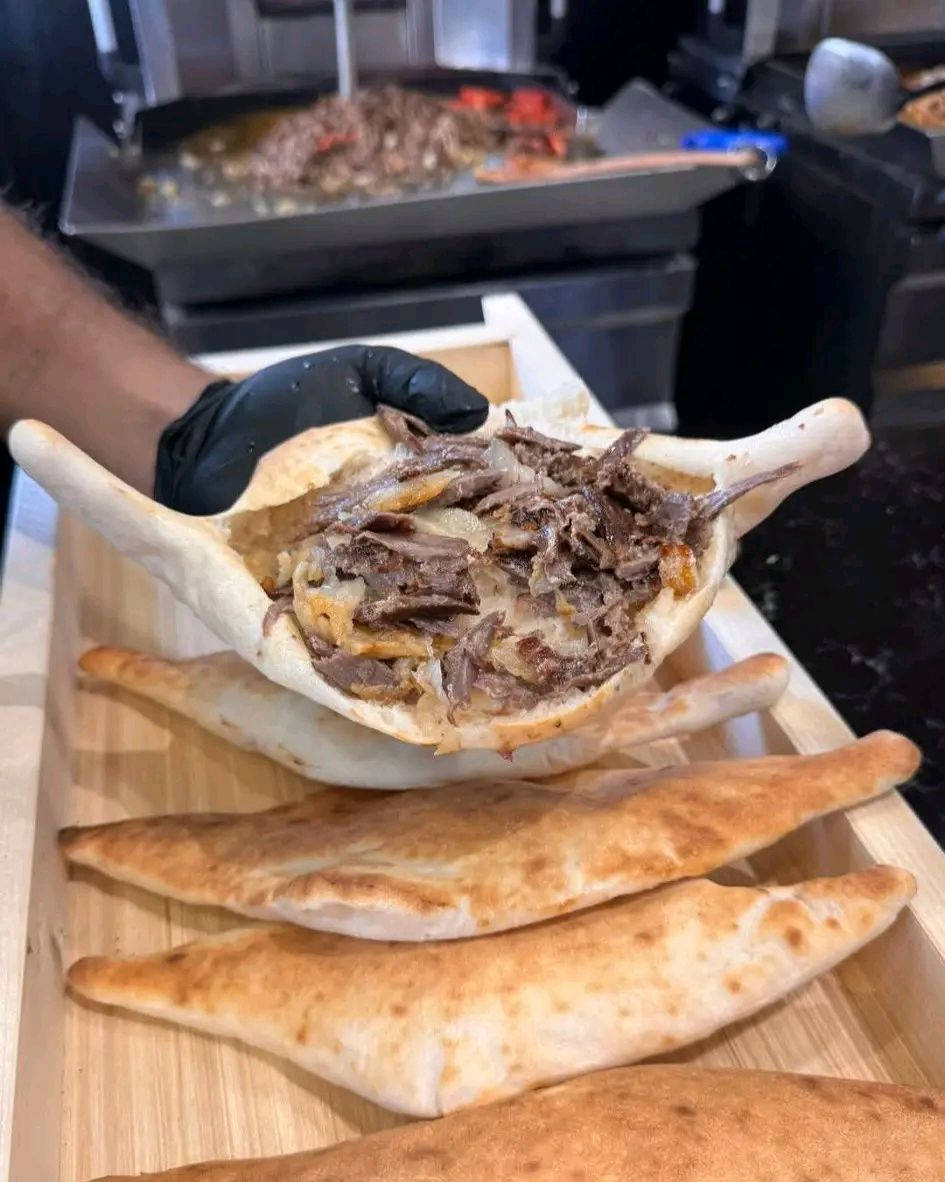 أطيب كص من كفتريا الاخوين الطعم يجنن سعر اللفه ألف ونص ان كان لحم 
اما الدجاج ألف فقط 
@إشارة
🌯 يا هلا بيكم بـ "كص الأخوين".. الطعم الأصلي وصل! 🌯
بعون الله وتوفيقه، فتحنا بيباننا الكم وبدينا نستقبلكم بأطيب لفة كص ممكن تذوقوها بحياتكم. إذا جعت وتريد كص "على أصوله"، مالك غير كص الأخوين.
📋 المنيو مالتنا (أسعارنا تدللكم):
كيلو كص لحم: 30 ألف (طعم يدوّخ) 🥩
كيلو كص دجاج: 30 ألف (تتبيلة خرافية) 🍗
لفة كص لحم: بـ ألف ونص بس! 🤗
لفة كص دجاج: بـ ألف دينار يا بلاش! 😋
لفات فلافل: بـ 500 دينار (مقرمشة وتخبل) 🧆
🎁 المقبلات علينا: ويه كل طلبية، المقبلات تنزلكم "مجانية" وتدللون.
🚚 خدمة التوصيل؟
ما يحتاج تتعب نفسك، التوصيل مجاني لحد باب بيتك! 🛻💨
📍 العنوان: حي المعلمين الأولى - مقابل المصرف الزراعي (كافتريا الشرقية سابقاً).
📞 للحجز والاستفسار:
اتصل بينا وما تندم: ***********
كص الأخوين.. طعم يجمعنا والبركة ببيتنا! 😋✨
@
