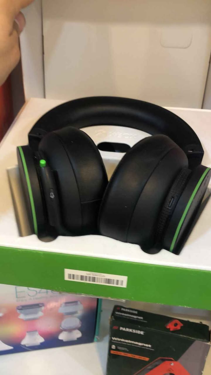 (Xbox Wireless Headset) بۆ فرۆشتن

تایبەتمەندییەکان:
✅ بەبێ وایەر (Wireless): ڕاستەوخۆ بە ئێکس بۆکسەوە دەبەسترێت بەبێ هیچ پارچەیەکی زیادە.

✅ بلوتووس (Bluetooth): دەتوانیت لە یەک کاتدا بە مۆبایل و ئێکس بۆکسەوە بیبەستیت (یاری بکە و وەڵامی تەلەفۆن بدەرەوە).

✅ کۆنتڕۆڵی ئاسان: لاتەنیشتەکانی دەسوڕێن بۆ دەنگ و چات، زۆر ئاسان و خێرایە.

✅ دەنگی 3D: پشتگیری لە Dolby Atmos و Windows Sonic دەکات بۆ دیاریکردنی شوێنی پێی دوژمن لە یارییە شۆتەرەکاندا.

✅ مایکرۆفۆنی زیرەک: دەنگی دەوروبەر لادەبات و تەنها دەنگی تۆ دەگەیەنێت.

​حاڵەت: زۆر پاک و بێ کێشەیە (وەک نوێ). أربيل, العراق


**إذا كنت صاحب هذا الإعلان وتريد حذفه لأي سبب، رجاءا أرسل رسالة إلى الدعم الفني**