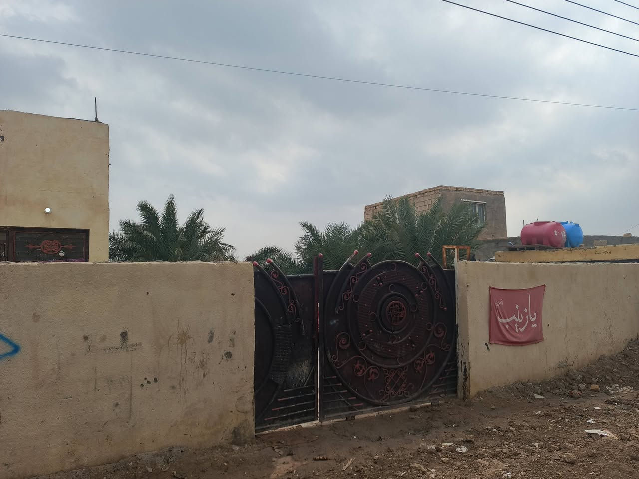 بيت للبيع
مساحه 500 متر 
يتكــون من 3 غرف 
مدخل وصالتين 
حمام 🛀 داخلي وحمام خارجي 
للأستفسار اكــثر 
للتواصل 
***********
