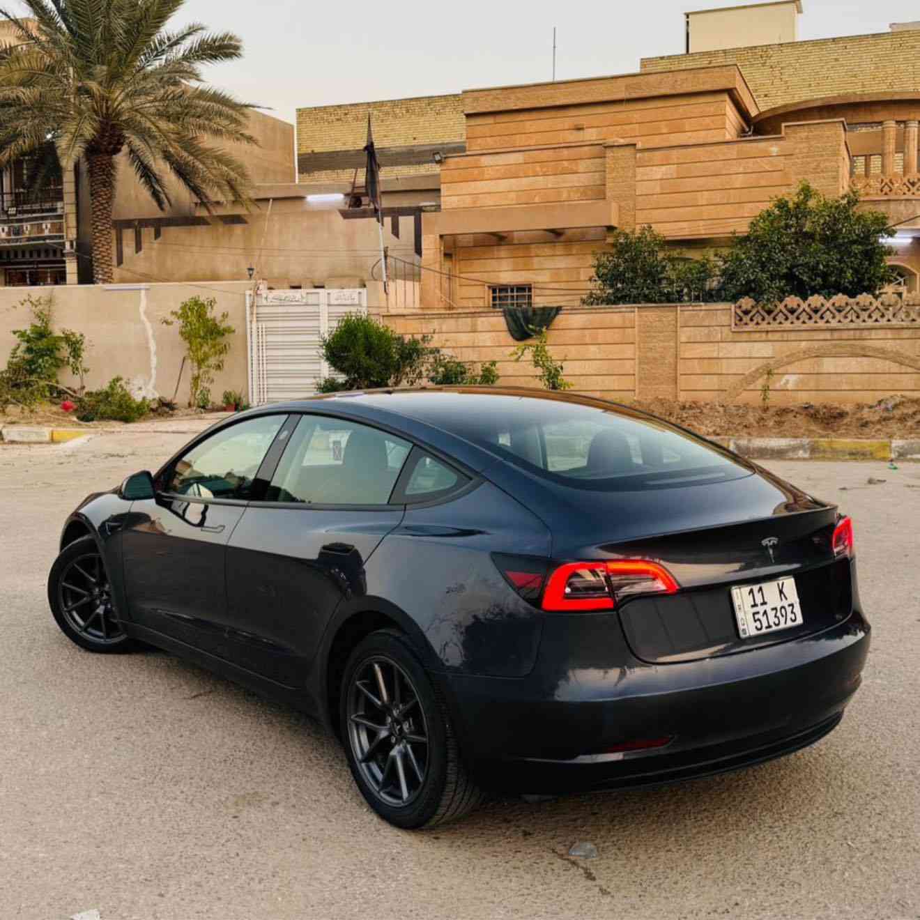 تيسلا  2023 -‏ Model 3 
السيارة مكفولة من الصبغ بدون ايرباك 

المواصفات
____________
نظام حراسة شديد يتضمن ١٣ كاميرة مراقبة 
انت وفي المنزل تشاهد سيارتك وتتحكم بها 
نظام ترفيهي يتضمن العاب الكترونية و حركات راقصة 
سقف بانوراما زجاج
شاشة كبيرة حجم 15 بوصة
كاميرات 360
حساسات امامية وخلفية
كراسي كهرباء جلد اسود
كراسي تدفئة
رادارات 360 درجة
مانع تصادم
حساسات جانبيه
مثبت سرعة
تحكم بالسياره عن طريق الشاشة
نظام قيادة آلية Auto Pilot
عداد ديجيتال
تشغيل تلقائي
نظام قيادة ذاتية Full Self drive
نظام (RCTA) للتنبيه عند الرجوع للخلف
نظام (RSA) لكشف لافتات السرعه للطريق
نظام (PSC) الرادار الذكي لمنع الاصطدام 
نظام (LTA) لتحديد المسار على الطريق
تشغيل عن بعد
الدخول الذكي
نظام ترفيهي كامل متكامل يحتوي على ( YouTube / WhatsApp / Tik Tok / Netflix)
‏• Wifi
‏• GPS
‏• MAPS
‏• Bluetooth
‏• AUX
‏• USB
أوامر صوتية voice commands
جنط قياس 20
اضوية امامية LED
اضوية خلفية LED
كشافات ضباب LED
إنارة امامية زنون بالكامل
صندوق خلفي كهرباء
نظام محاكة ذاتي للسياره من الخارج
______________
حادث جداً خفيف بدون صبغ بدون دواخل بدون ايرباك فقط تبديل قبق الجنطة نفس اللون وبارد في الجاملغ الخلفي 
السعر ١٩٠ $
العنوان كربلاء حي الحسين 
***********
