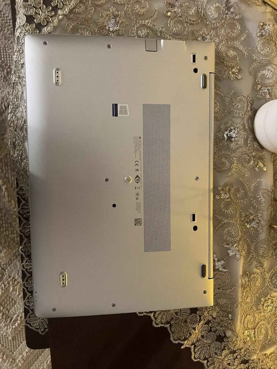 العنوان: لاب توب HP EliteBook نظيف جداً (شبه جديد) بمواصفات ممتازة 💻✨
الوصف:
للبيع جهاز HP EliteBook (الفئة الاحترافية)، الجهاز بحالة الوكالة، نظيف جداً جداً (خالٍ من أي عيوب أو خدوش)، واستخدامه خفيف جداً. 
المواصفات التقنية
• المعالج: Intel Core i5 (الجيل الثامن) - أداء سريع ومستقر.
• الذاكرة العشوائية (RAM): 16 DDR4GB (ممتاز جداً لفتح برامج كثيرة في وقت واحد بدون تعليق).
• التخزين: 512 GB SSD من نوع Samsung (إقلاع للجهاز في ثوانٍ وسرعة عالية في نقل البيانات).
• الشاشة: 15.6قياس كبير مع لوحة مفاتيح كاملة (تتضمن أرقام جانبية Numpad).
• الصوت: نظام صوتي نقي جداً من شركة Bang & Olufsen العالمية.
• المميزات الإضافية:
• بصمة إصبع سريعة للقفل والأمان.
• لوحة مفاتيح مضيئة (Backlight) للعمل في الظلام.
• بطارية بحالة ممتازة تدوم لفترات طويلة.
حالة الجهاز:
✅ الجهاز جديد كلش ومابي أي خلل تقني أو مصنعي.
✅ لم يتم فتح الجهاز أو تصليحه سابقاً.
✅ النظافة الخارجية 100%.
السعر 375مكاني بغداد واتساب ***********
