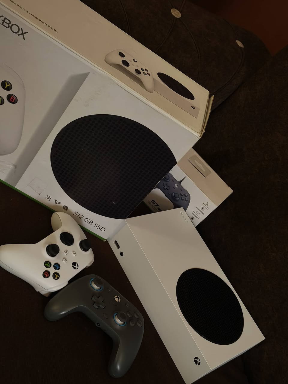 ​🎮 إكسبوكس سيريس S - نظافة100% (للبيع)
الحالة: الجهاز بحالة الوكالة، نظافة تامة 100%، واستخدام جداً قليل. (شغل والعب مباشرة).
​المواصفات والملحقات:
​الجهاز: Xbox Series S (نسخة الديجيتال المعروفة بسرعتها وأدائها).
​الملحقات: كافة الملحقات الأصلية (واير الكهرباء + HDMI الأصلي).
​اليدات (الجويستيك):
​يد الإكسبوكس الأصلية (شغالة لوز).
​يد Gamesir الاحترافية (معروفة بدقتها واستجابتها العالية).
​هدية الإعلان: كود Game Pass لمدة شهر (جاي وية يد الكيم سير) بعده ما مفعل، يعني تستلم ألعاب مجانية لمدة شهر كامل!
​السعر وتفاصيل المكان:
​💰 السعر: 400 ألف دينار (قفل أو بي مجال بسيط للشراي الطيب). 
بغداد الدورة الجمعية 
***********
